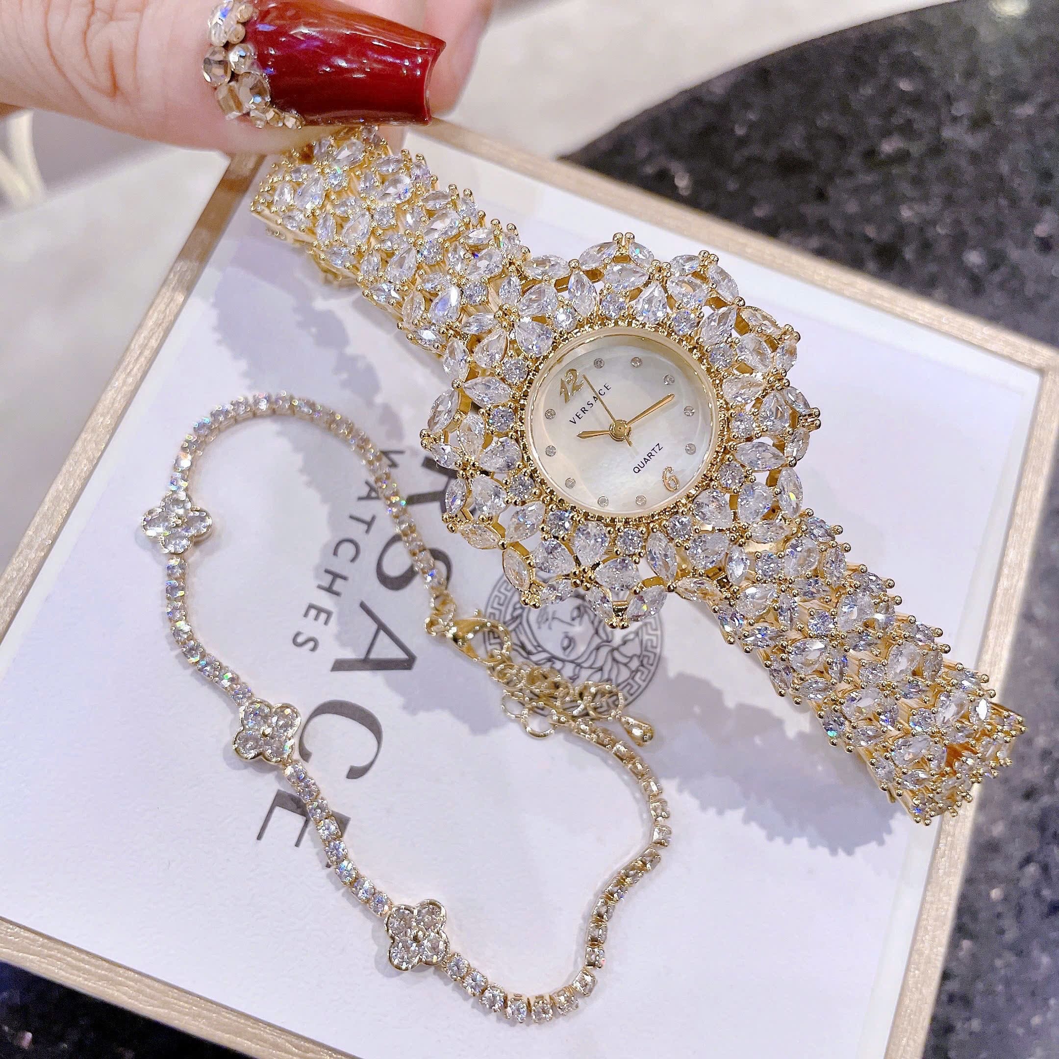 Đồng Hồ Versace Mặt Tựa Bông Hoa |Nữ Giới |Vàng Gold |Dây Đính Full Đá |Máy Pin (Quartz) |Size 33mm |donghogiatot.vn