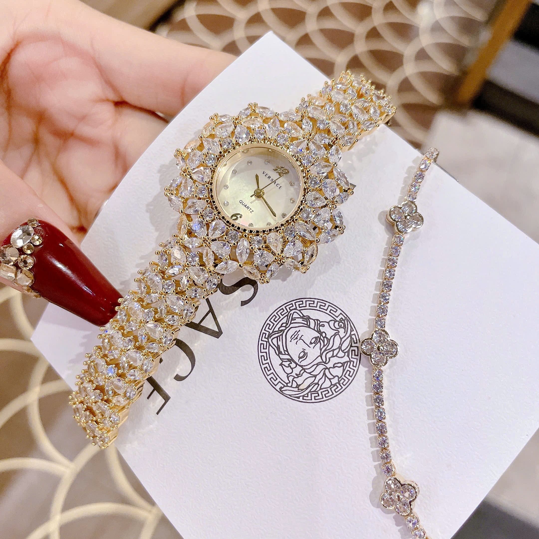 Đồng Hồ Versace Mặt Tựa Bông Hoa |Nữ Giới |Vàng Gold |Dây Đính Full Đá |Máy Pin (Quartz) |Size 33mm |donghogiatot.vn