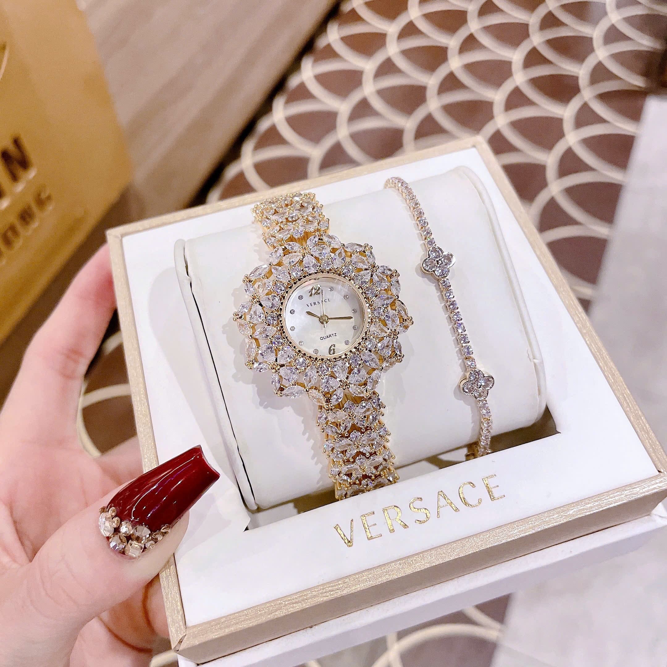 Đồng Hồ Versace Mặt Tựa Bông Hoa |Nữ Giới |Vàng Gold |Dây Đính Full Đá |Máy Pin (Quartz) |Size 33mm |donghogiatot.vn