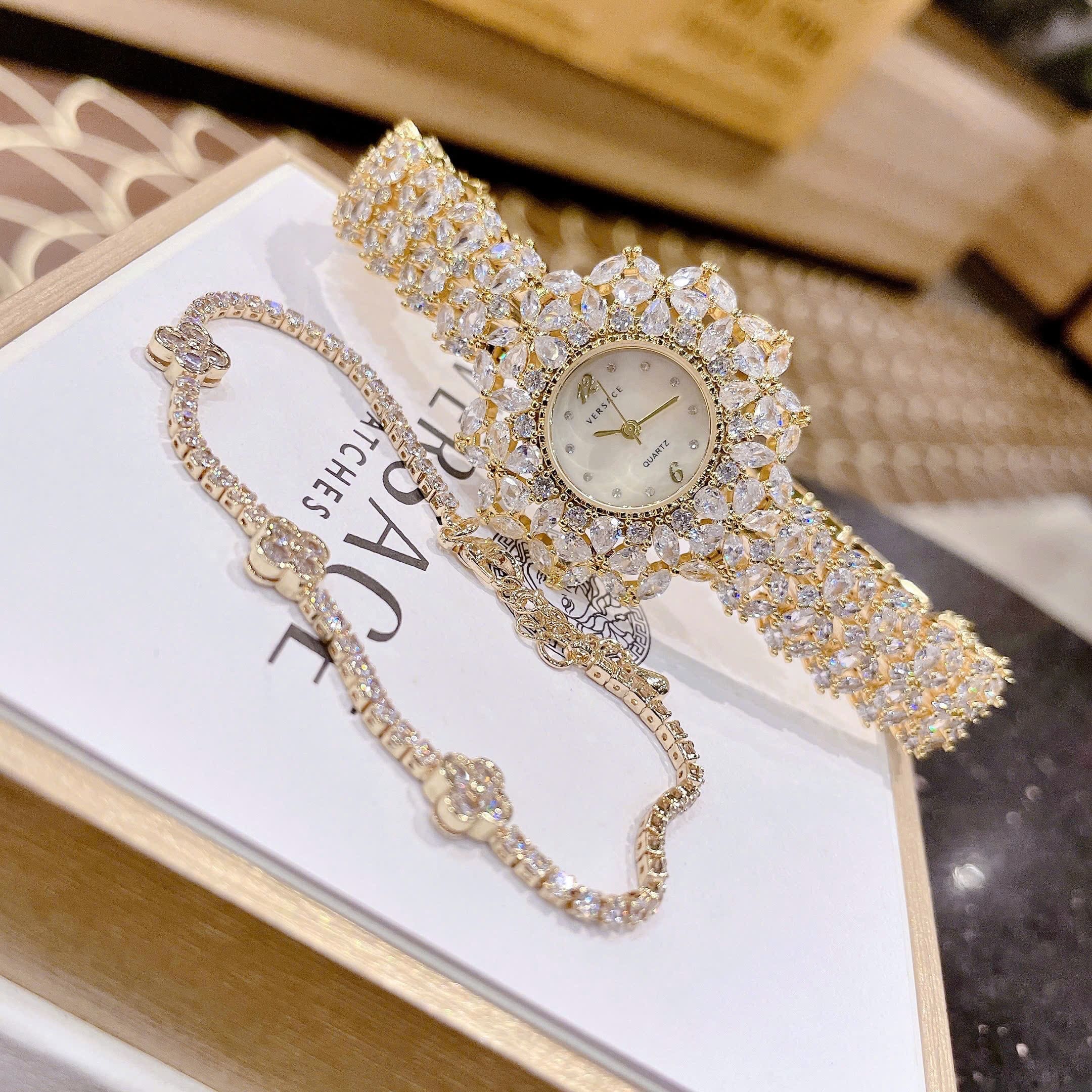 Đồng Hồ Versace Mặt Tựa Bông Hoa |Nữ Giới |Vàng Gold |Dây Đính Full Đá |Máy Pin (Quartz) |Size 33mm |donghogiatot.vn