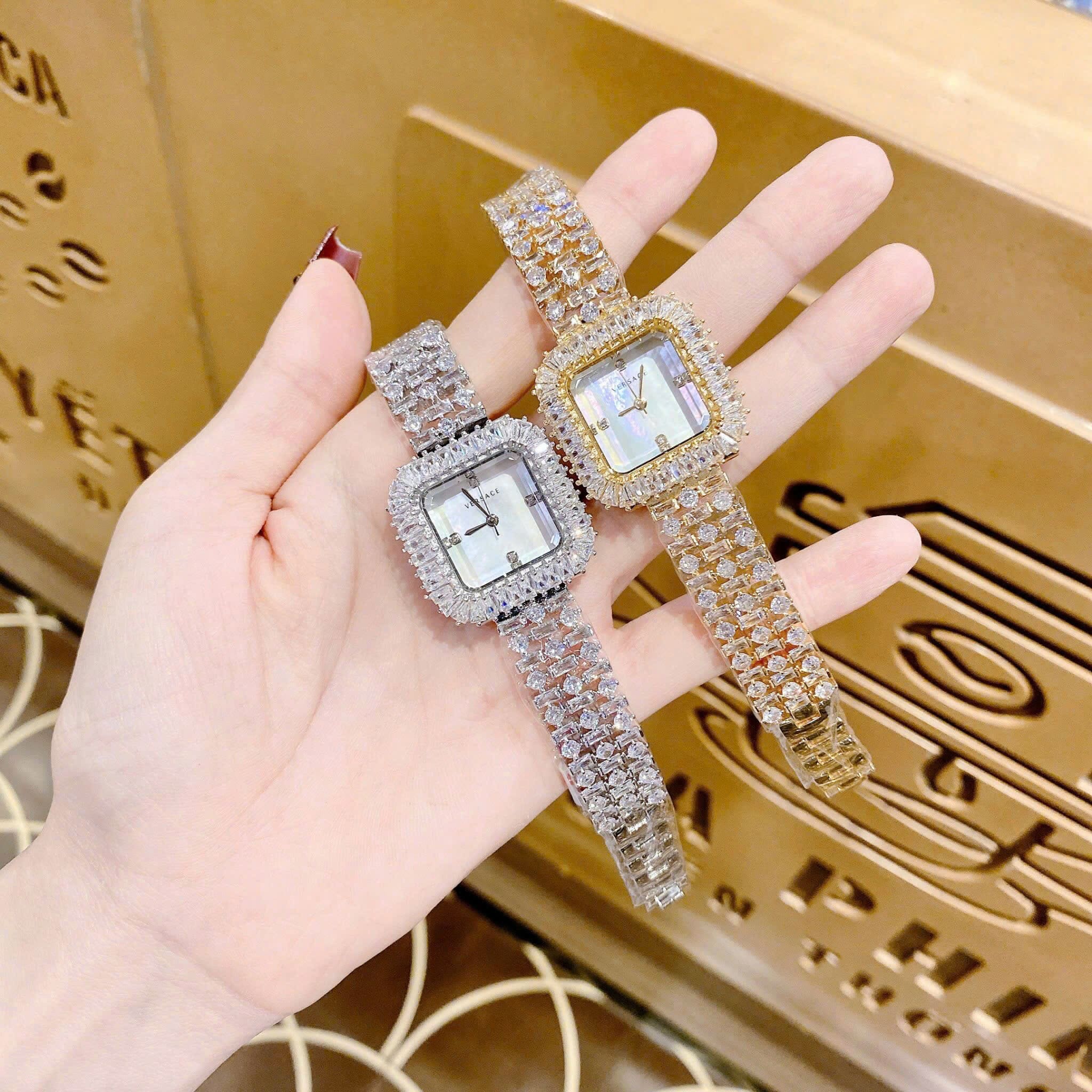 Đồng Hồ Versace Mặt Vuông |Nữ Giới |Đính Pha Lê |Lắc Tay Trắng Silver |Máy Pin (Quartz) |Size 32mm |donghogiatot.vn