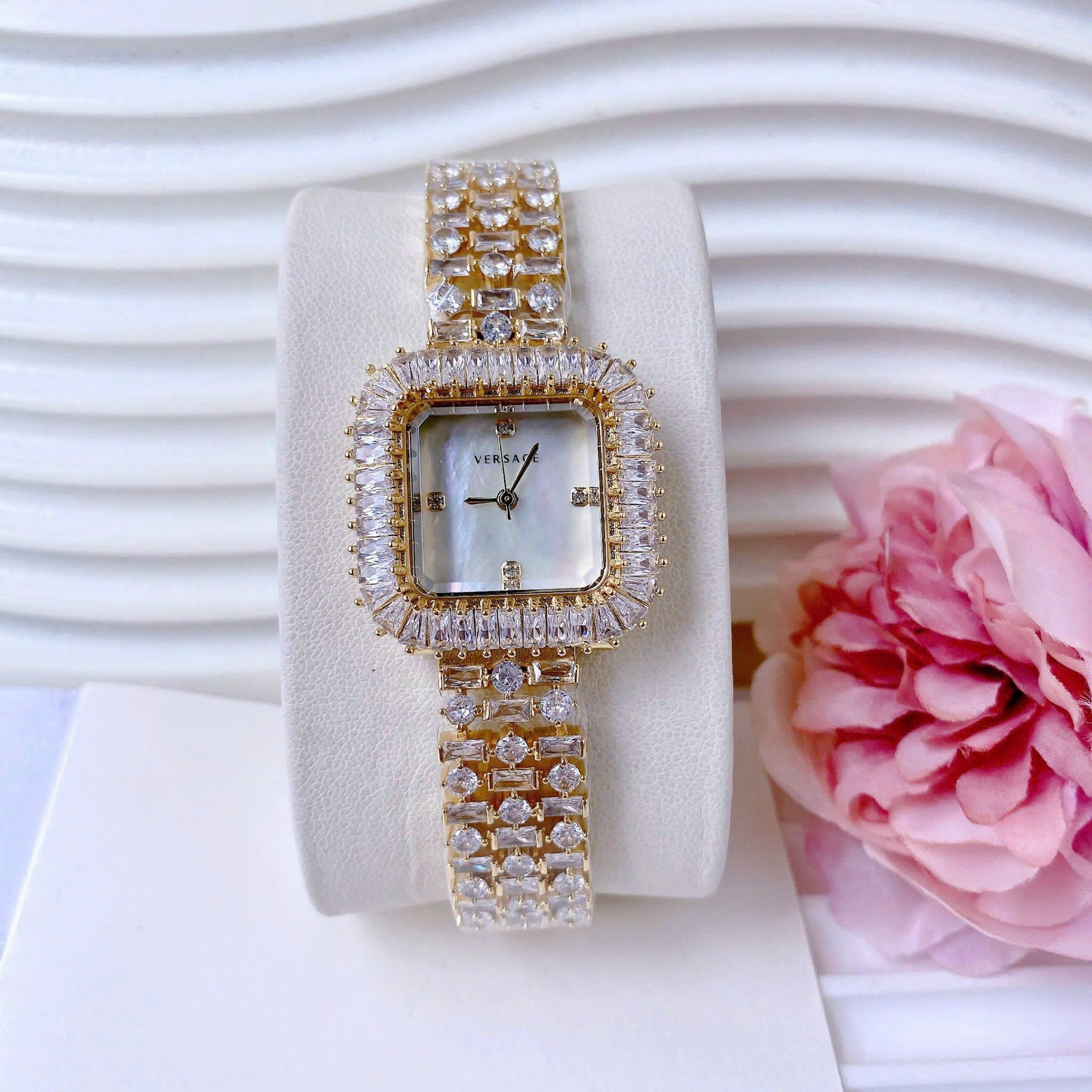 Đồng Hồ Versace Mặt Vuông |Nữ Giới |Đính Pha Lê |Lắc Tay Vàng Gold |Máy Pin (Quartz) |Size 32mm |donghogiatot.vn