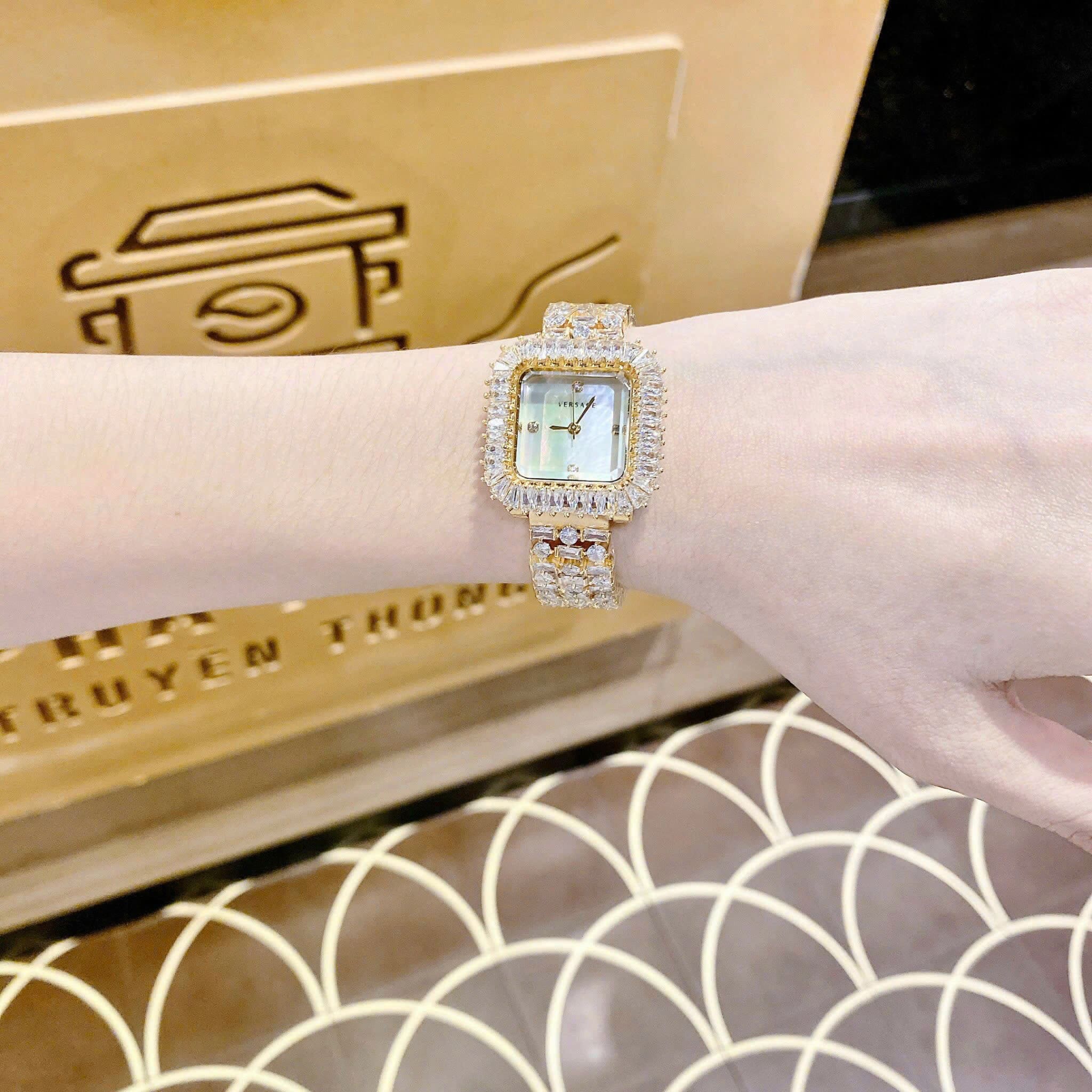 Đồng Hồ Versace Mặt Vuông |Nữ Giới |Đính Pha Lê |Lắc Tay Vàng Gold |Máy Pin (Quartz) |Size 32mm |donghogiatot.vn
