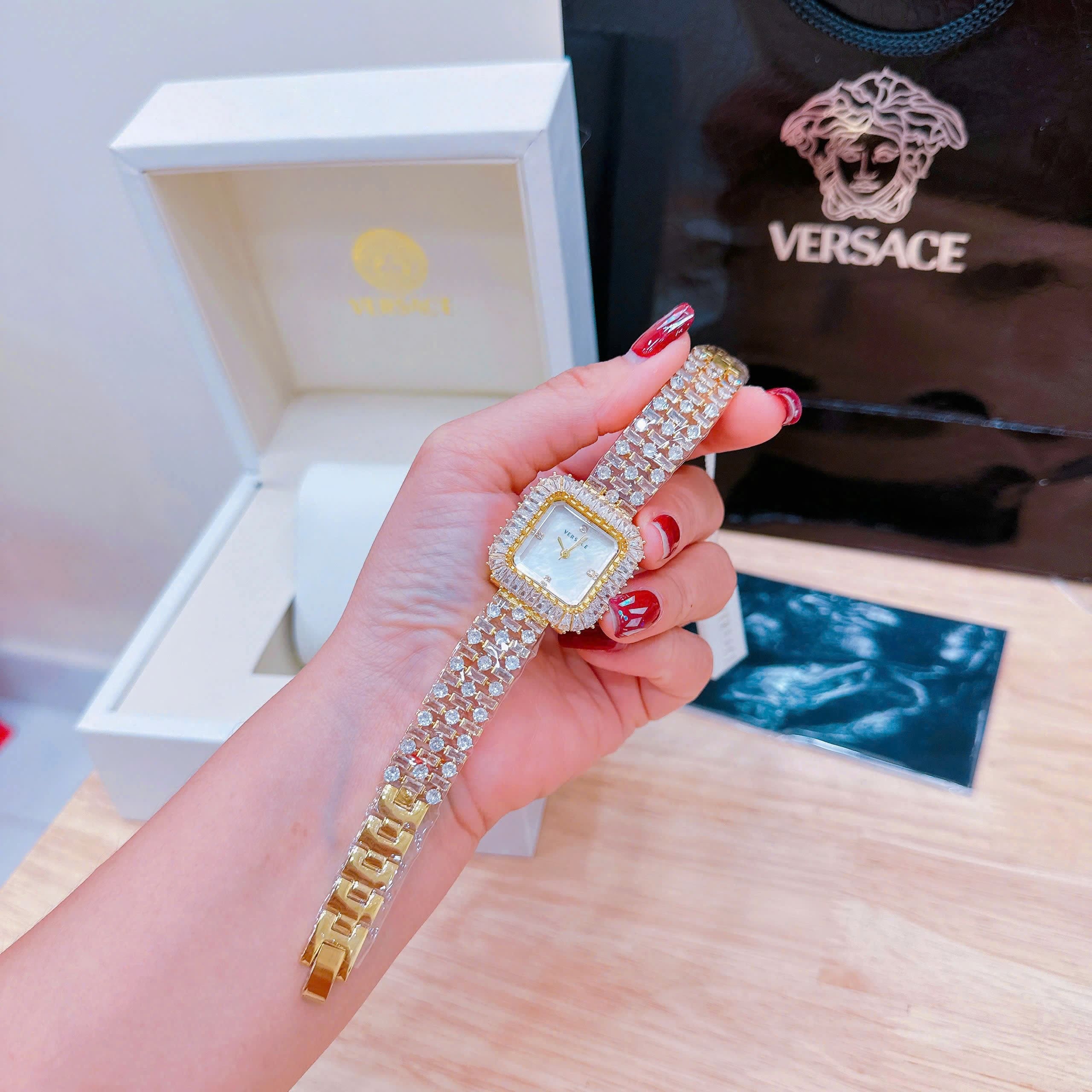 Đồng Hồ Versace Mặt Vuông |Nữ Giới |Đính Pha Lê |Lắc Tay Vàng Gold |Máy Pin (Quartz) |Size 32mm |donghogiatot.vn