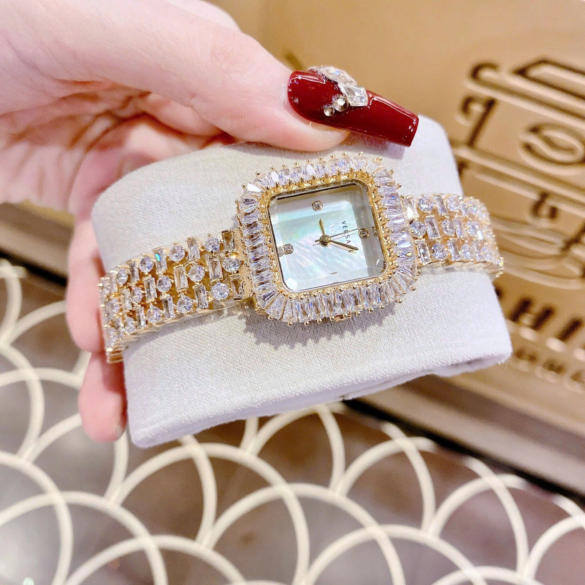 Đồng Hồ Versace Mặt Vuông |Nữ Giới |Đính Pha Lê |Lắc Tay Vàng Gold |Máy Pin (Quartz) |Size 32mm |donghogiatot.vn