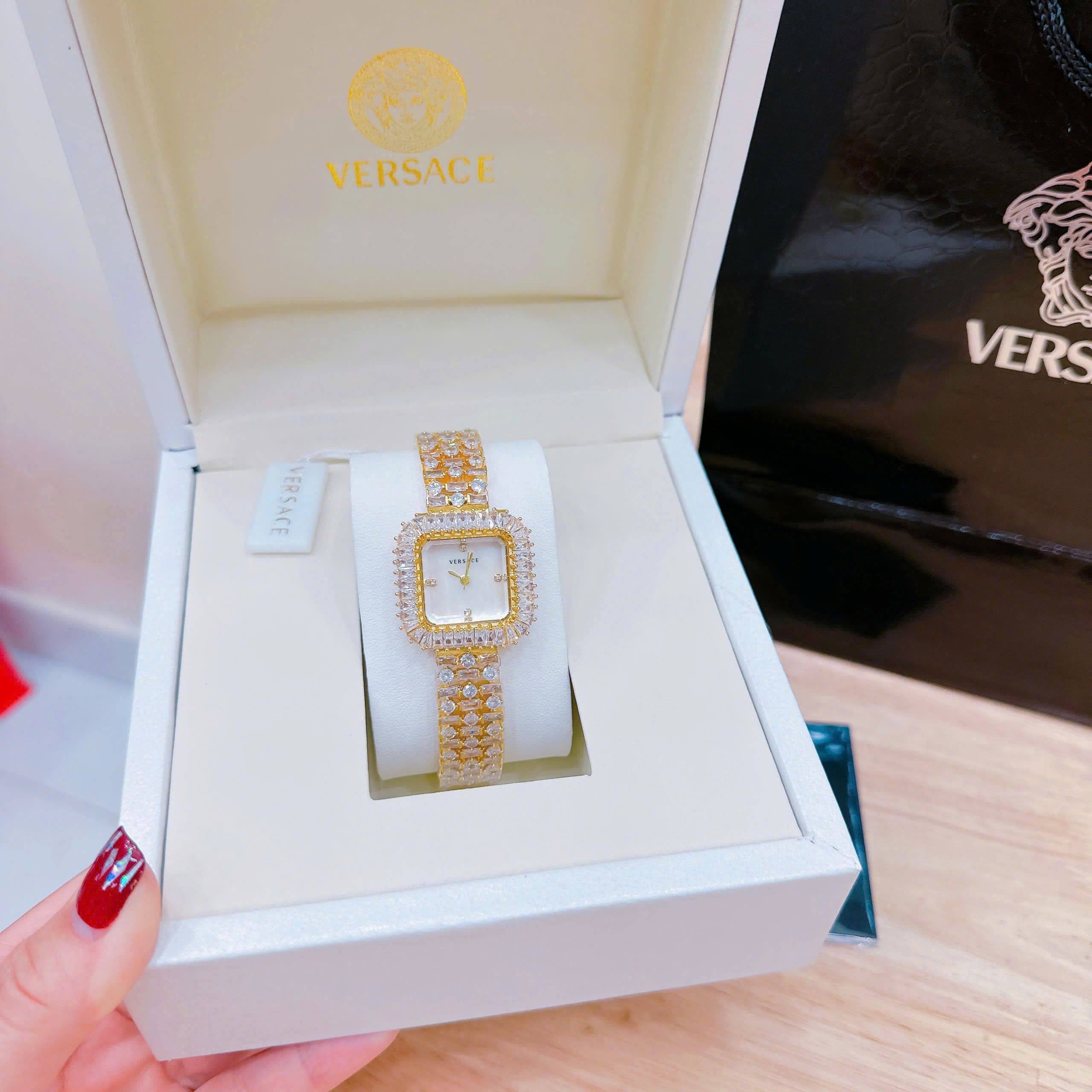 Đồng Hồ Versace Mặt Vuông |Nữ Giới |Đính Pha Lê |Lắc Tay Vàng Gold |Máy Pin (Quartz) |Size 32mm |donghogiatot.vn