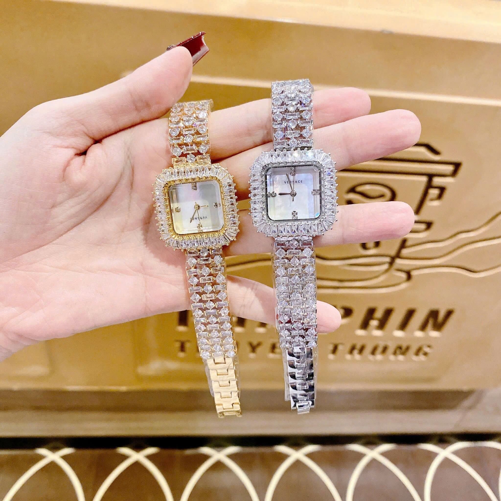 Đồng Hồ Versace Mặt Vuông |Nữ Giới |Đính Pha Lê |Lắc Tay Vàng Gold |Máy Pin (Quartz) |Size 32mm |donghogiatot.vn