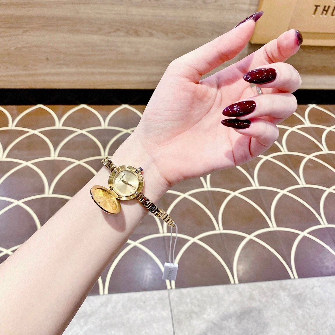 Đồng Hồ Versace Medusa Secret |Nữ Giới |Mặt Tròn |Lắc Tay Vàng Gold |Máy Pin (Quartz) |Size 25mm |donghogiatot.vn