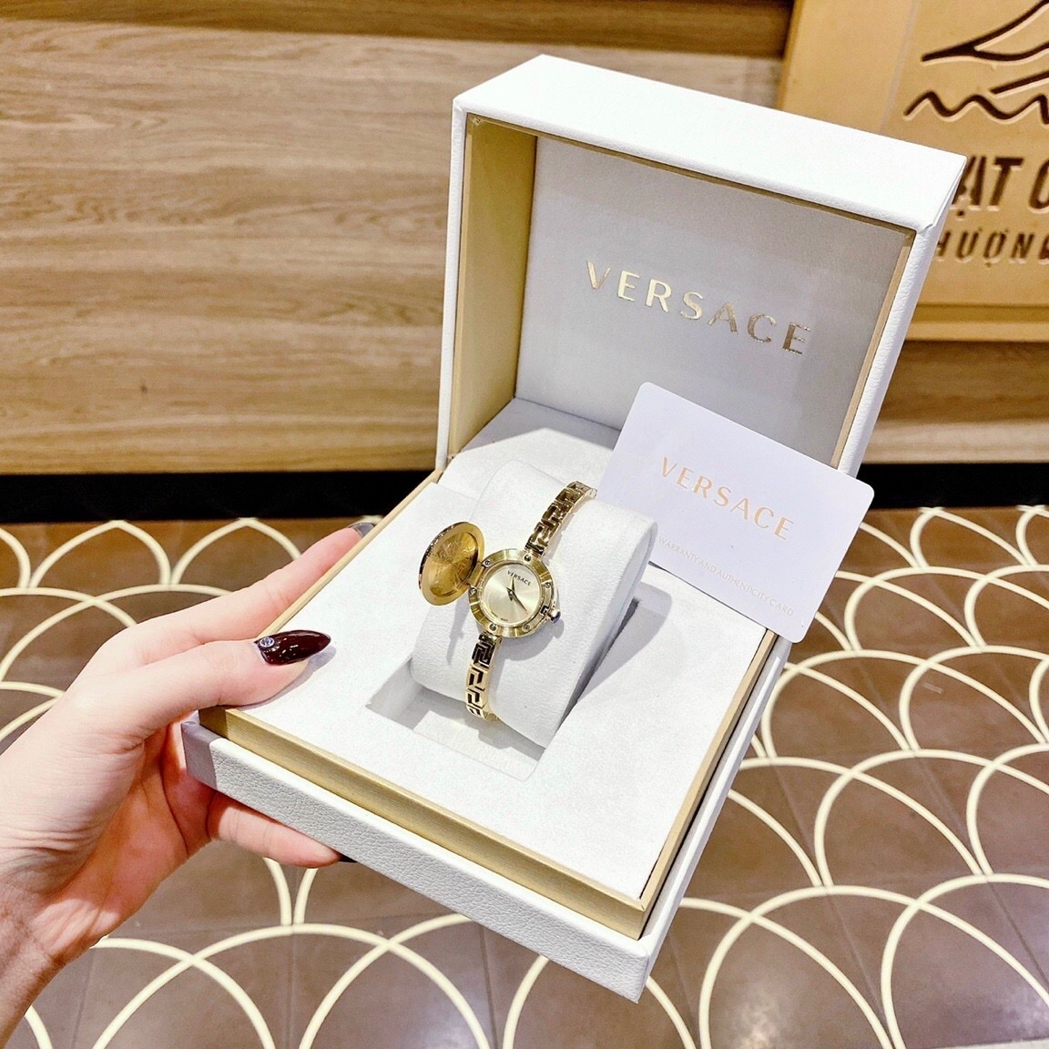 Đồng Hồ Versace Medusa Secret |Nữ Giới |Mặt Tròn |Lắc Tay Vàng Gold |Máy Pin (Quartz) |Size 25mm |donghogiatot.vn