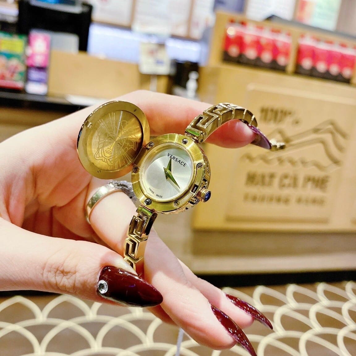 Đồng Hồ Versace Medusa Secret |Nữ Giới |Mặt Trắng |Vòng Tay Vàng Gold |Máy Pin (Quartz) |Size 25mm |donghogiatot.vn