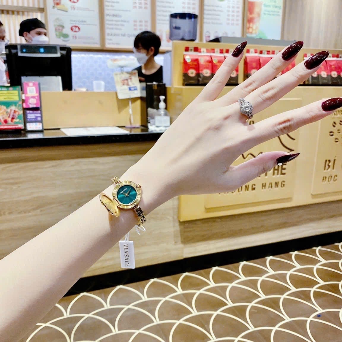 Đồng Hồ Versace Medusa Secret |Nữ Giới |Xanh Lá |Dây Kim Loại Vàng Gold |Máy Pin (Quartz) |Size 25mm |donghogiatot.vn