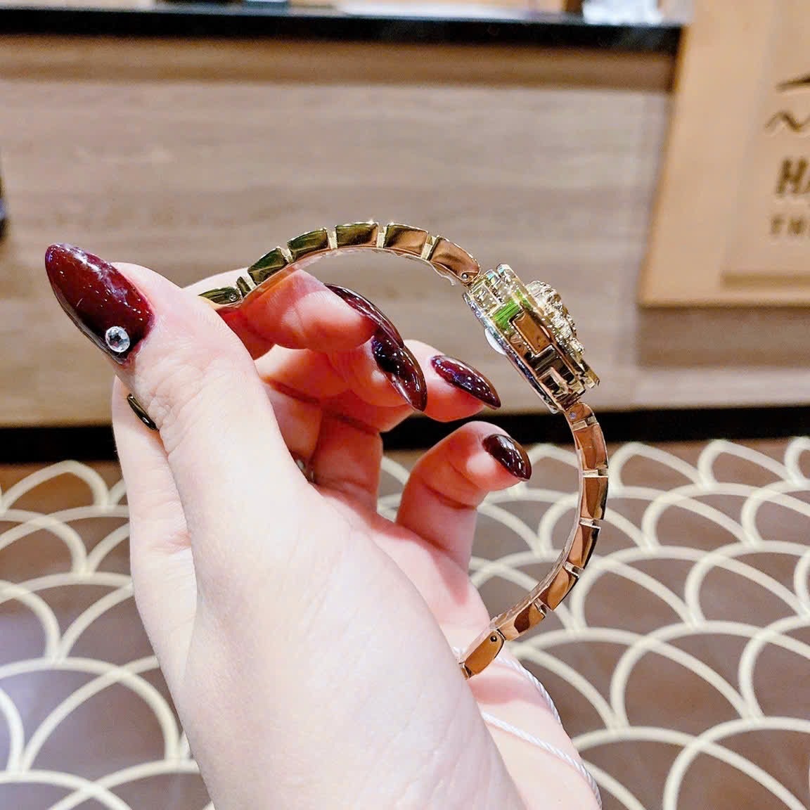 Đồng Hồ Versace Medusa Secret |Nữ Giới |Xanh Lá |Dây Kim Loại Vàng Gold |Máy Pin (Quartz) |Size 25mm |donghogiatot.vn