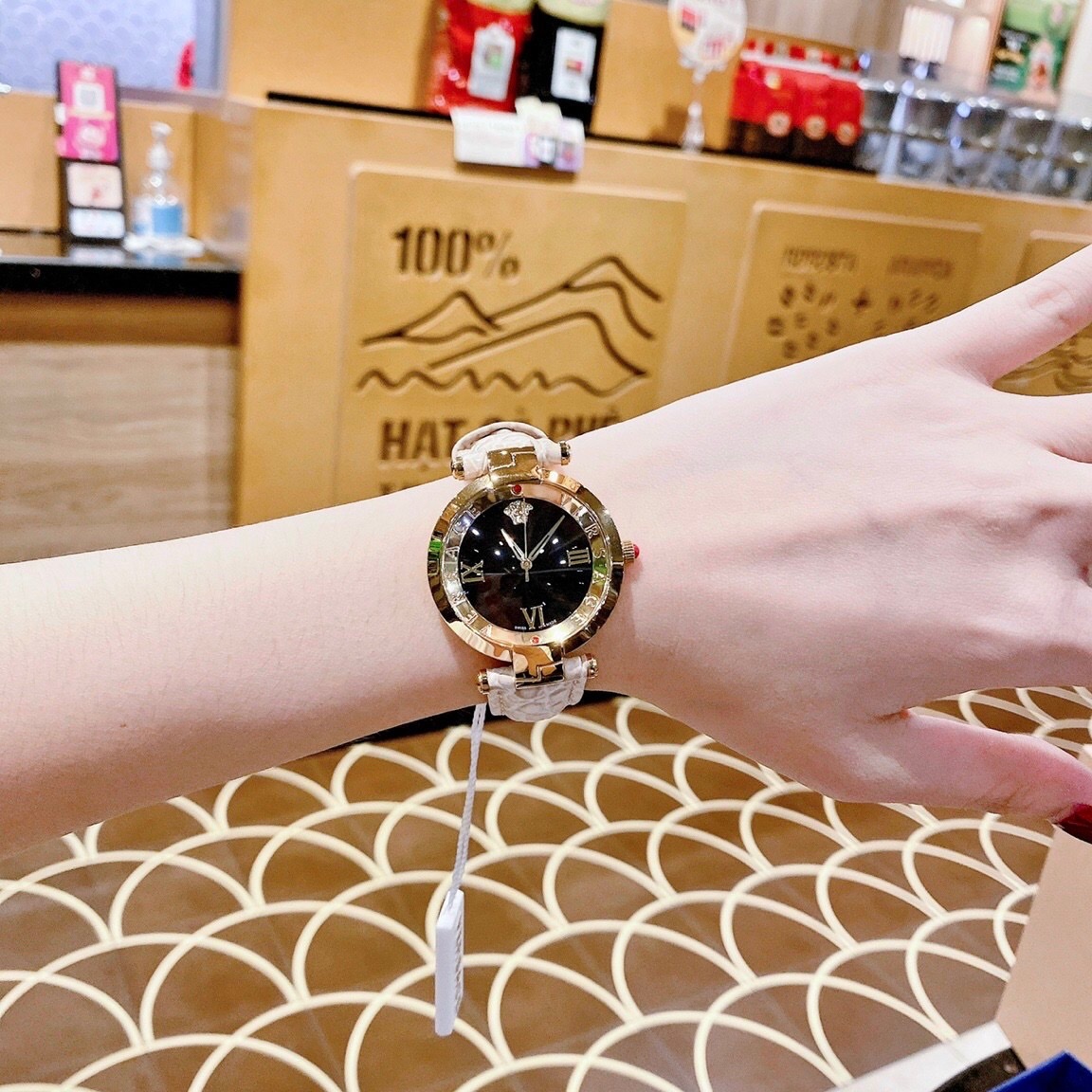 Đồng Hồ Versace Revive |Nữ Giới |Mặt Đen |Tráng Gương |Dây Da Màu Kem |Máy Pin (Quartz) |Size 35mm |donghogiatot.vn