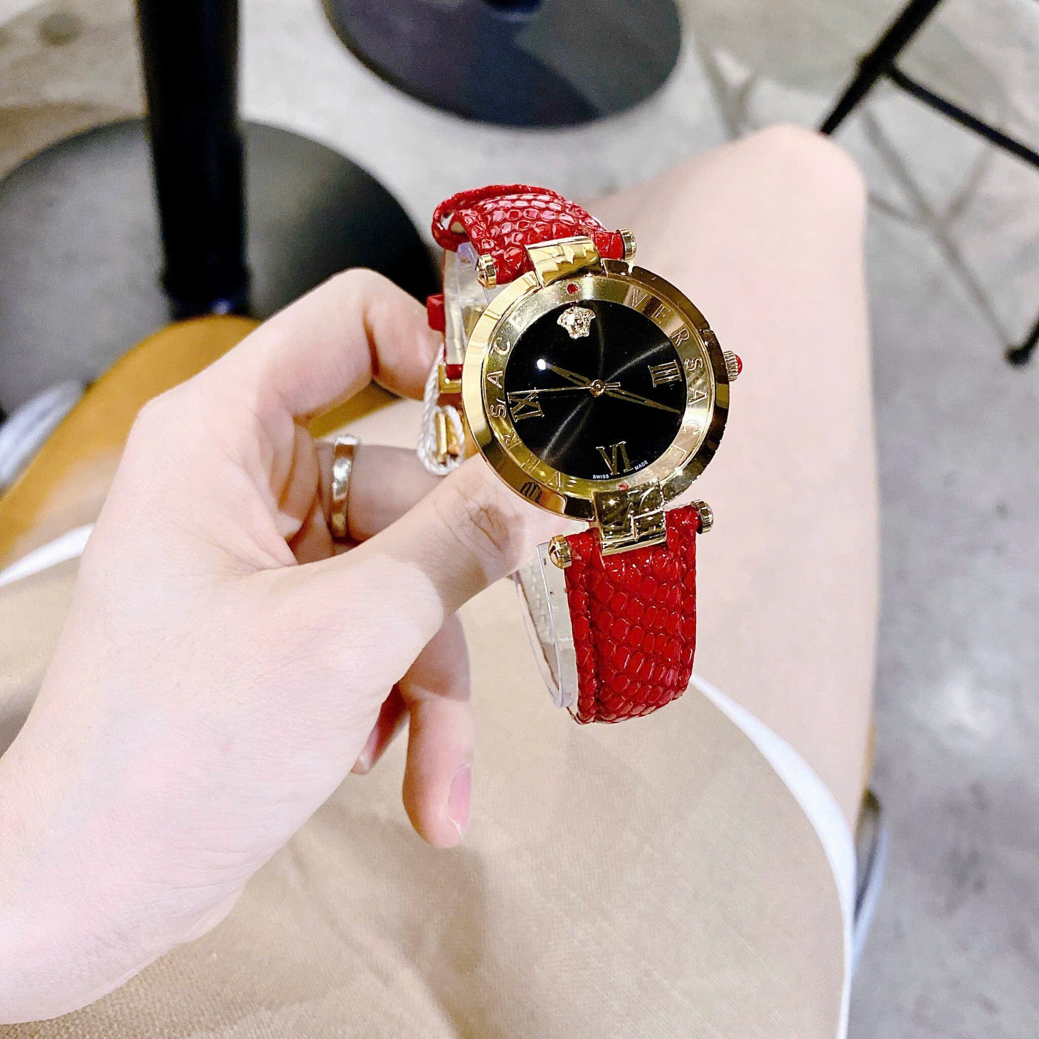 Đồng Hồ Versace Revive |Nữ Giới |Mặt Đen |Vàng Gold |Dây Da Đỏ |Máy Pin (Quartz) |Size 35mm |donghogiatot.vn