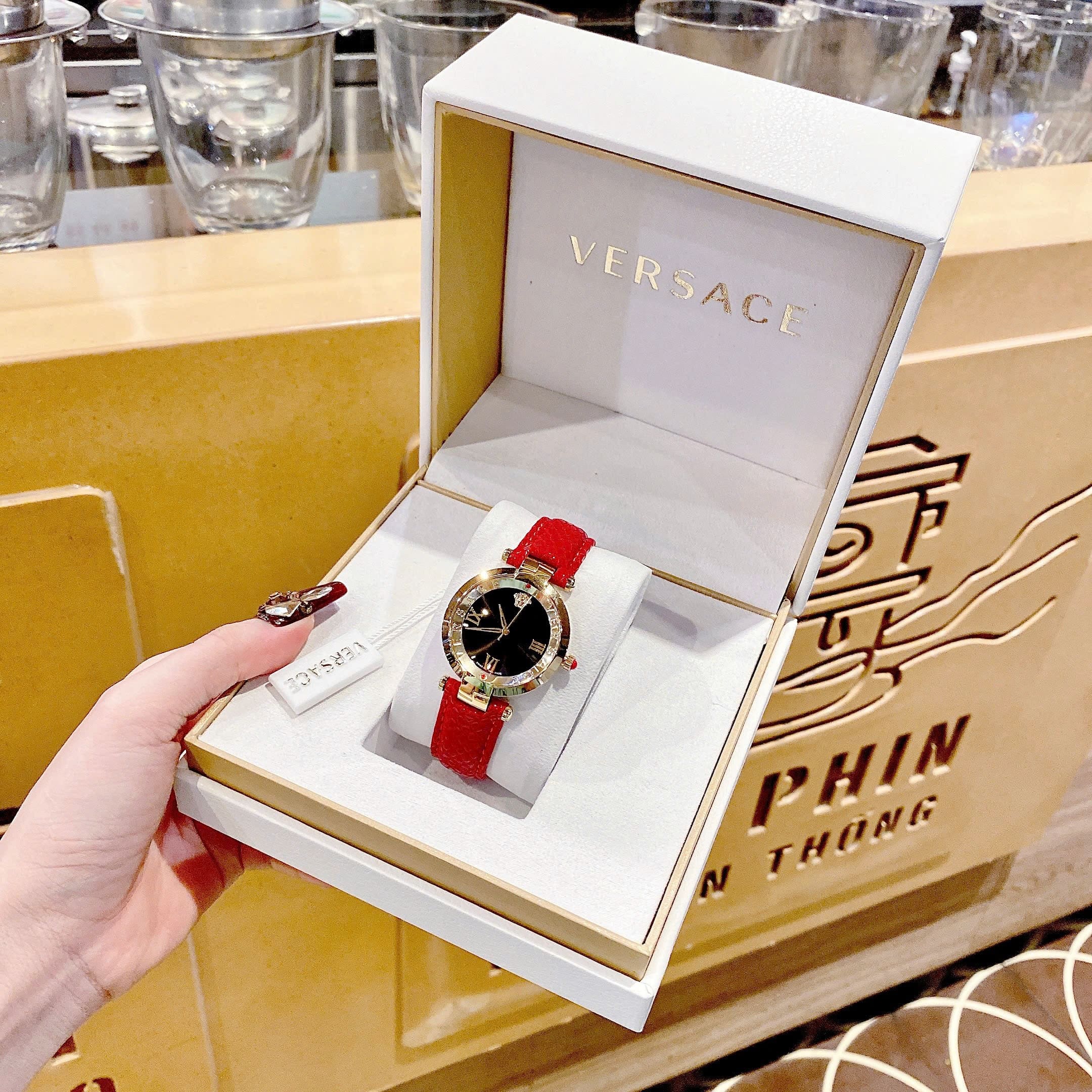 Đồng Hồ Versace Revive |Nữ Giới |Mặt Đen |Vàng Gold |Dây Da Đỏ |Máy Pin (Quartz) |Size 35mm |donghogiatot.vn