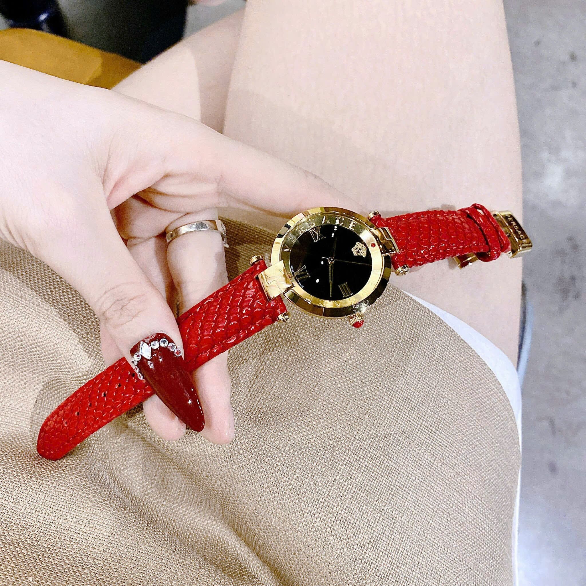 Đồng Hồ Versace Revive |Nữ Giới |Mặt Đen |Vàng Gold |Dây Da Đỏ |Máy Pin (Quartz) |Size 35mm |donghogiatot.vn