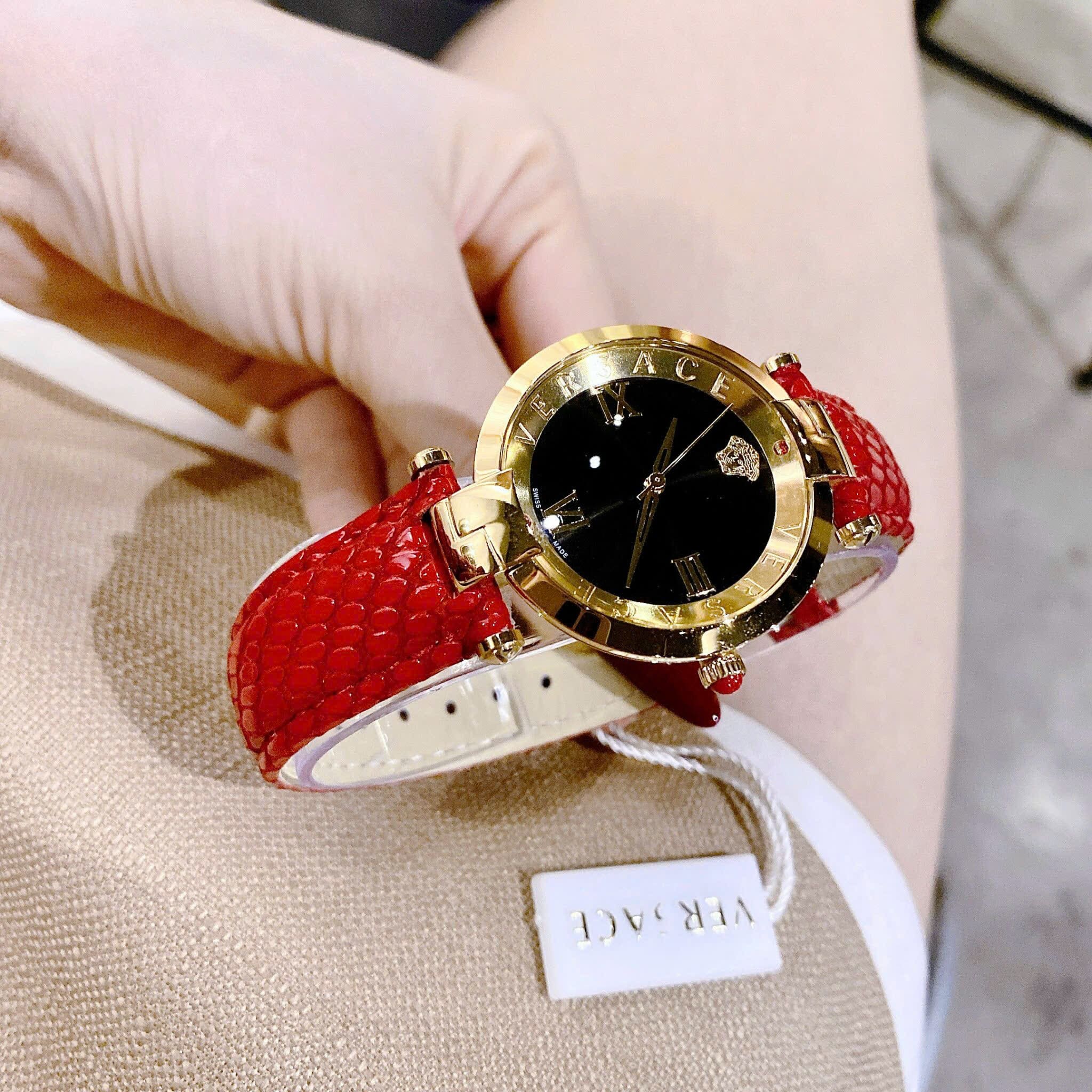 Đồng Hồ Versace Revive |Nữ Giới |Mặt Đen |Vàng Gold |Dây Da Đỏ |Máy Pin (Quartz) |Size 35mm |donghogiatot.vn