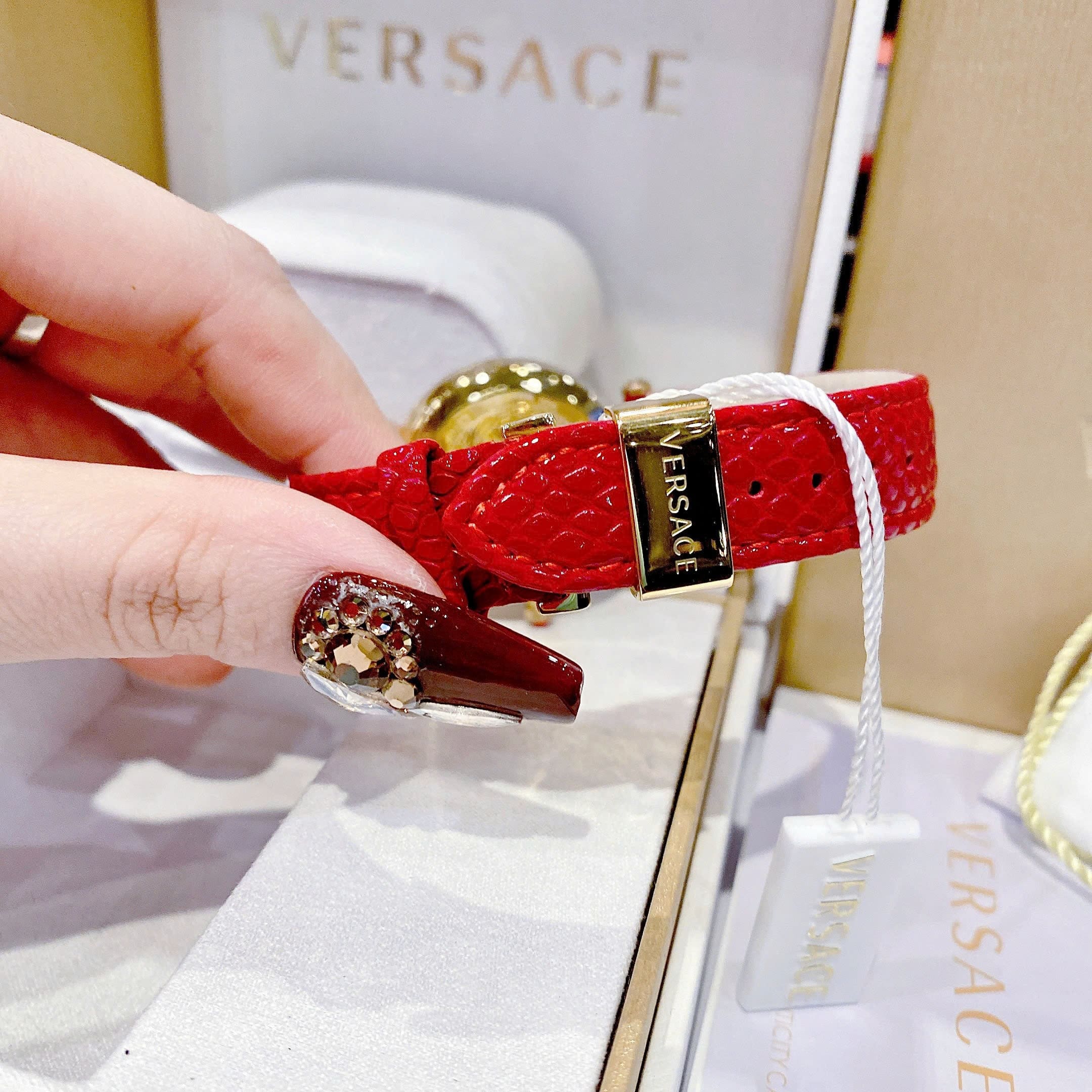 Đồng Hồ Versace Revive |Nữ Giới |Mặt Đen |Vàng Gold |Dây Da Đỏ |Máy Pin (Quartz) |Size 35mm |donghogiatot.vn