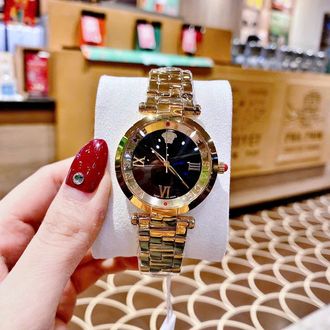 Đồng Hồ Versace Revive |Nữ Giới |Mặt Đen |Tráng Gương |Dây Kim Loại Vàng Gold |Máy Pin (Quartz) |Size 35mm |donghogiatot.vn