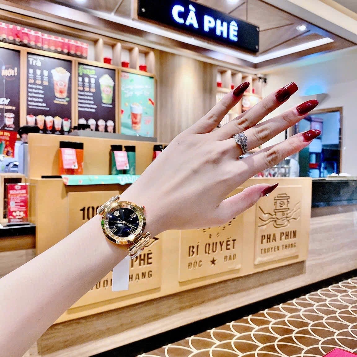 Đồng Hồ Versace Revive |Nữ Giới |Mặt Đen |Tráng Gương |Dây Kim Loại Vàng Gold |Máy Pin (Quartz) |Size 35mm |donghogiatot.vn