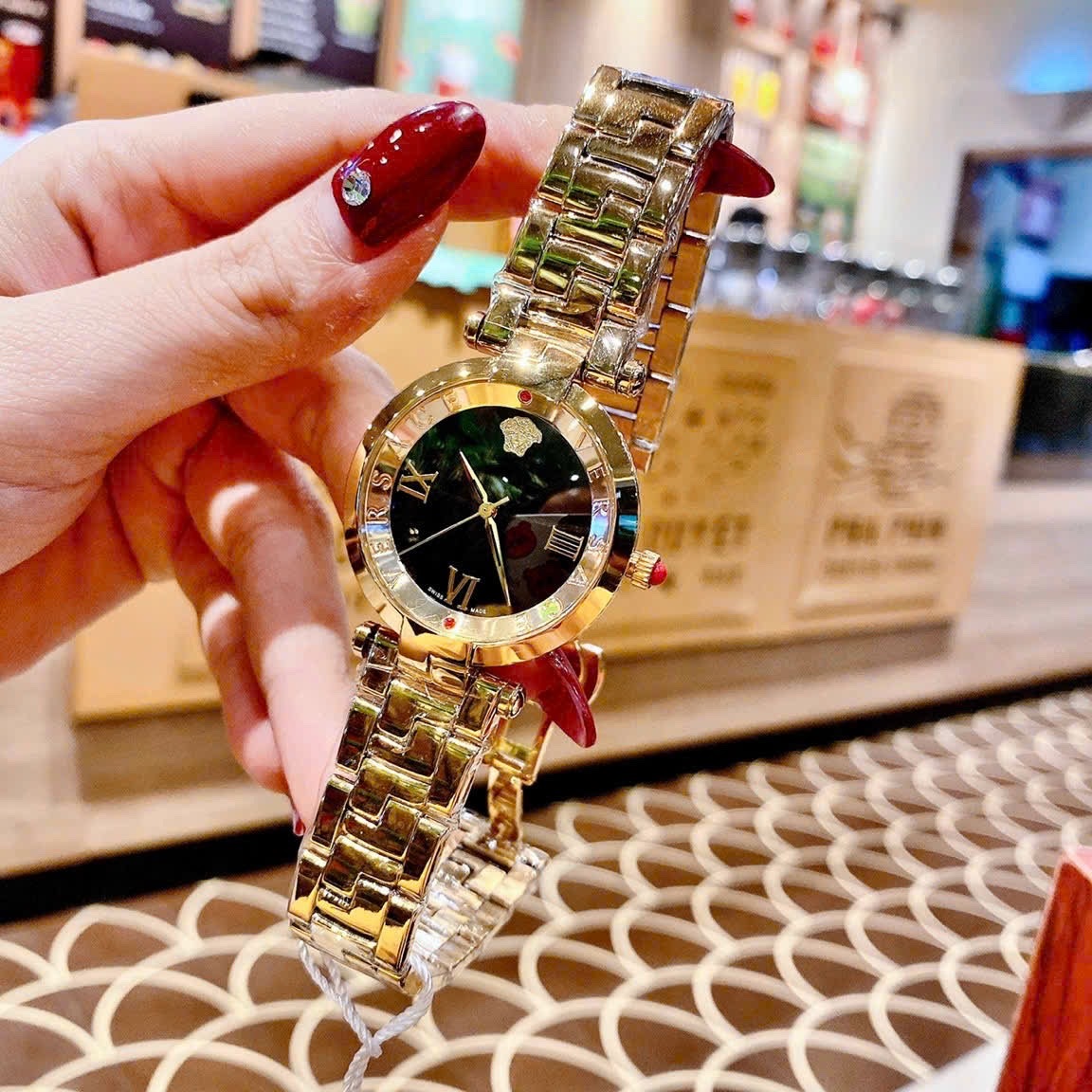 Đồng Hồ Versace Revive |Nữ Giới |Mặt Đen |Tráng Gương |Dây Kim Loại Vàng Gold |Máy Pin (Quartz) |Size 35mm |donghogiatot.vn