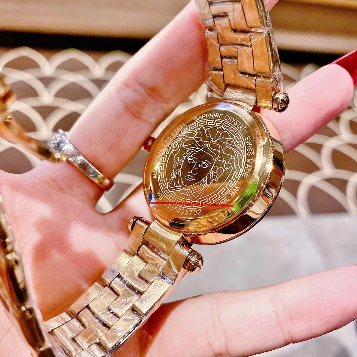 Đồng Hồ Versace Revive |Nữ Giới |Mặt Đen |Tráng Gương |Dây Kim Loại Vàng Gold |Máy Pin (Quartz) |Size 35mm |donghogiatot.vn