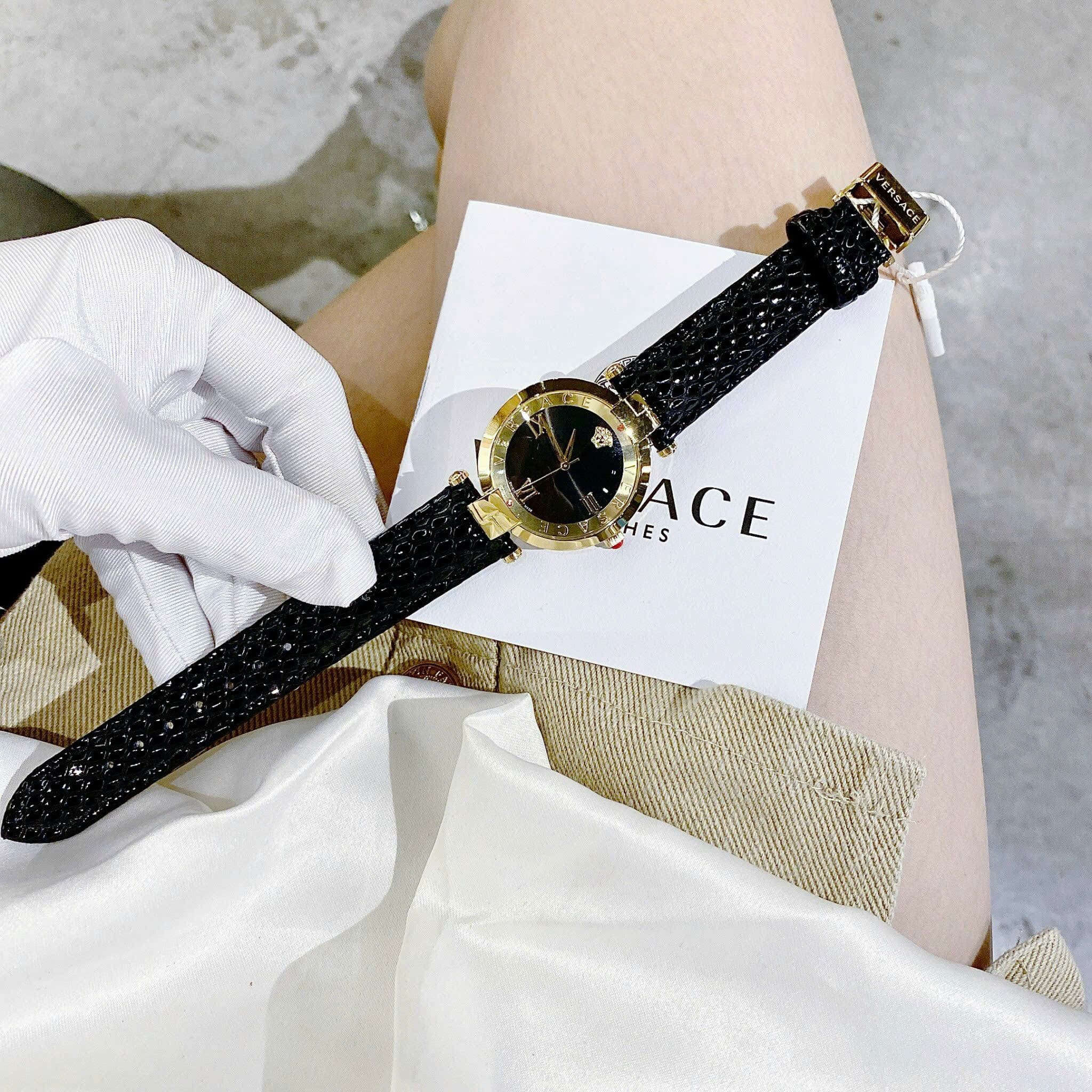 Đồng Hồ Versace Revive |Nữ Giới |Vàng Gold |Tráng Gương |Dây Da Đen |Máy Pin (Quartz) |Size 35mm |donghogiatot.vn