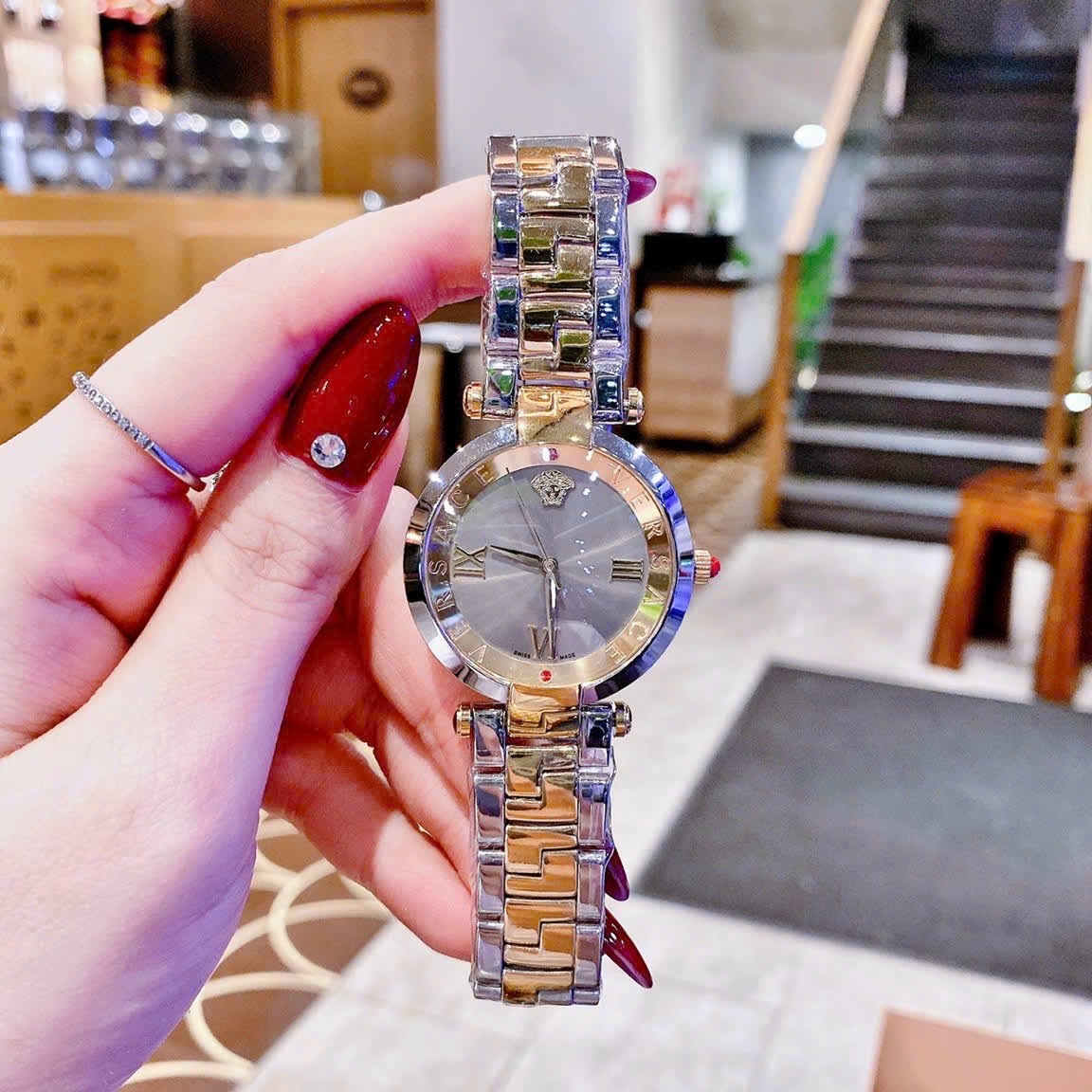 Đồng Hồ Versace Revive |Nữ Giới |Mặt Xám |Tráng Gương |Dây Kim Loại Demi Vàng |Máy Pin (Quartz) |Size 35mm |donghogiatot.vn