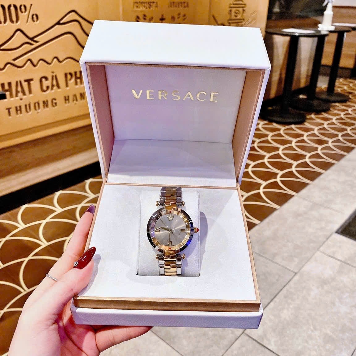 Đồng Hồ Versace Revive |Nữ Giới |Mặt Xám |Tráng Gương |Dây Kim Loại Demi Vàng |Máy Pin (Quartz) |Size 35mm |donghogiatot.vn