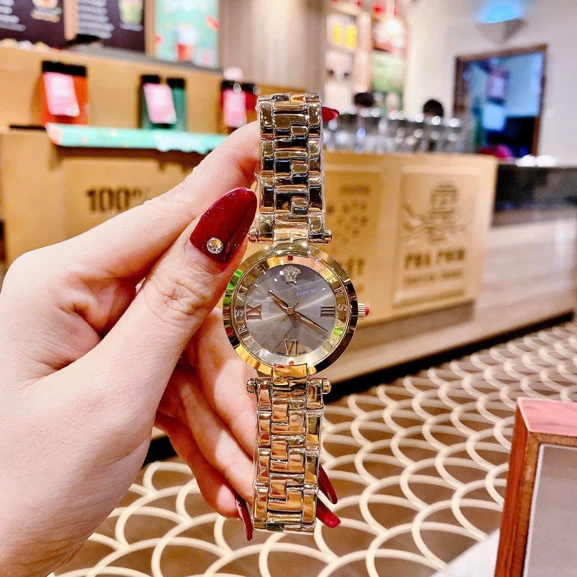 Đồng Hồ Versace Revive |Nữ Giới |Mặt Xám |Tráng Gương |Dây Kim Loại Vàng Gold |Máy Pin (Quartz) |Size 35mm |donghogiatot.vn