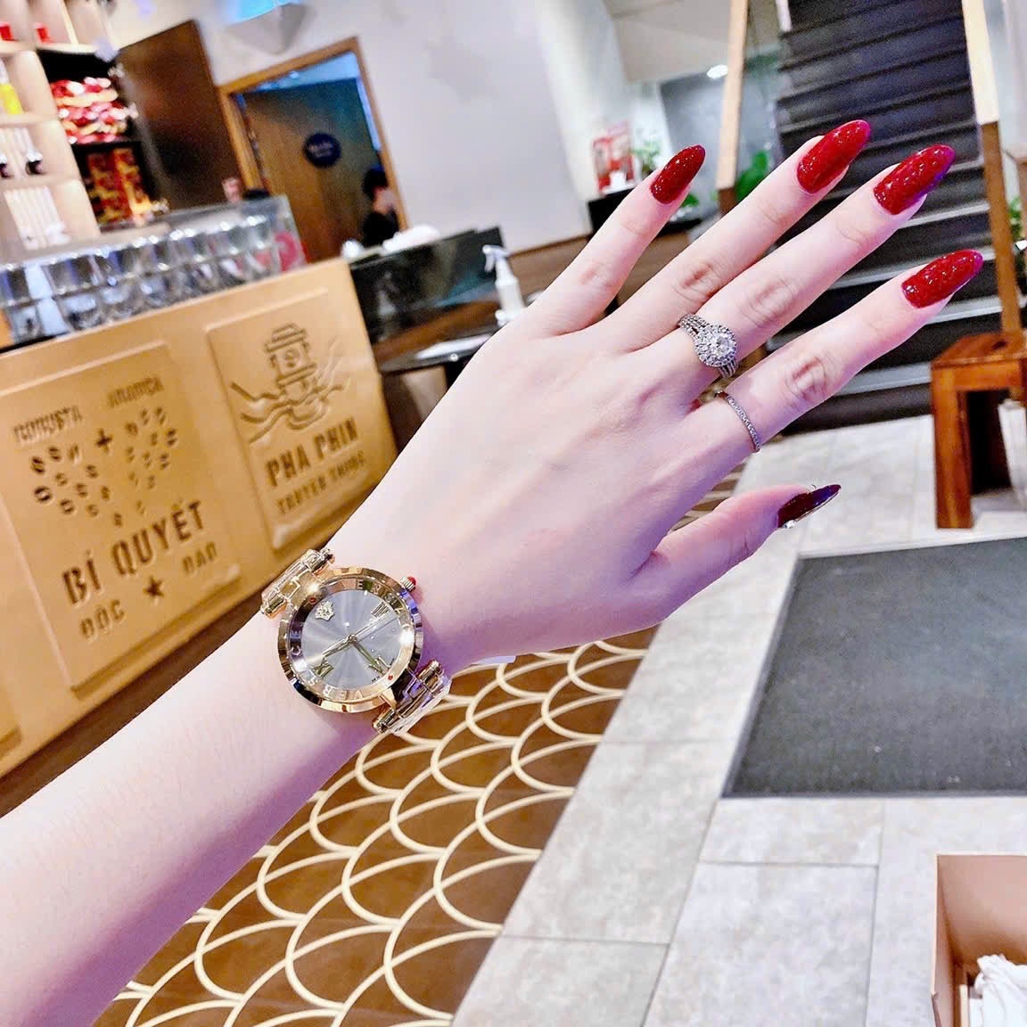 Đồng Hồ Versace Revive |Nữ Giới |Mặt Xám |Tráng Gương |Dây Kim Loại Vàng Gold |Máy Pin (Quartz) |Size 35mm |donghogiatot.vn