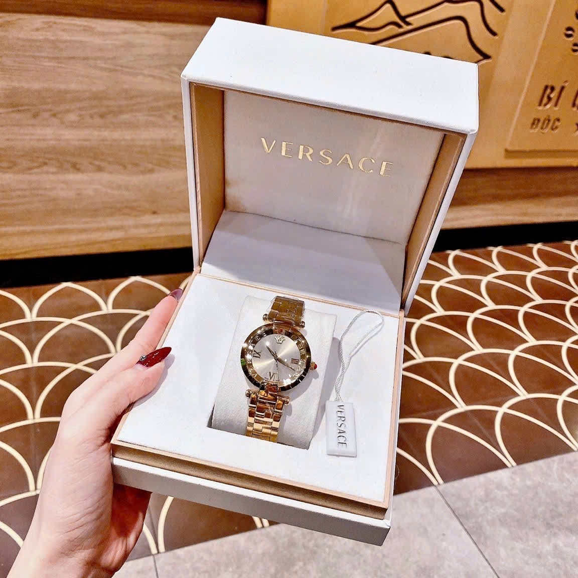 Đồng Hồ Versace Revive |Nữ Giới |Mặt Xám |Tráng Gương |Dây Kim Loại Vàng Gold |Máy Pin (Quartz) |Size 35mm |donghogiatot.vn