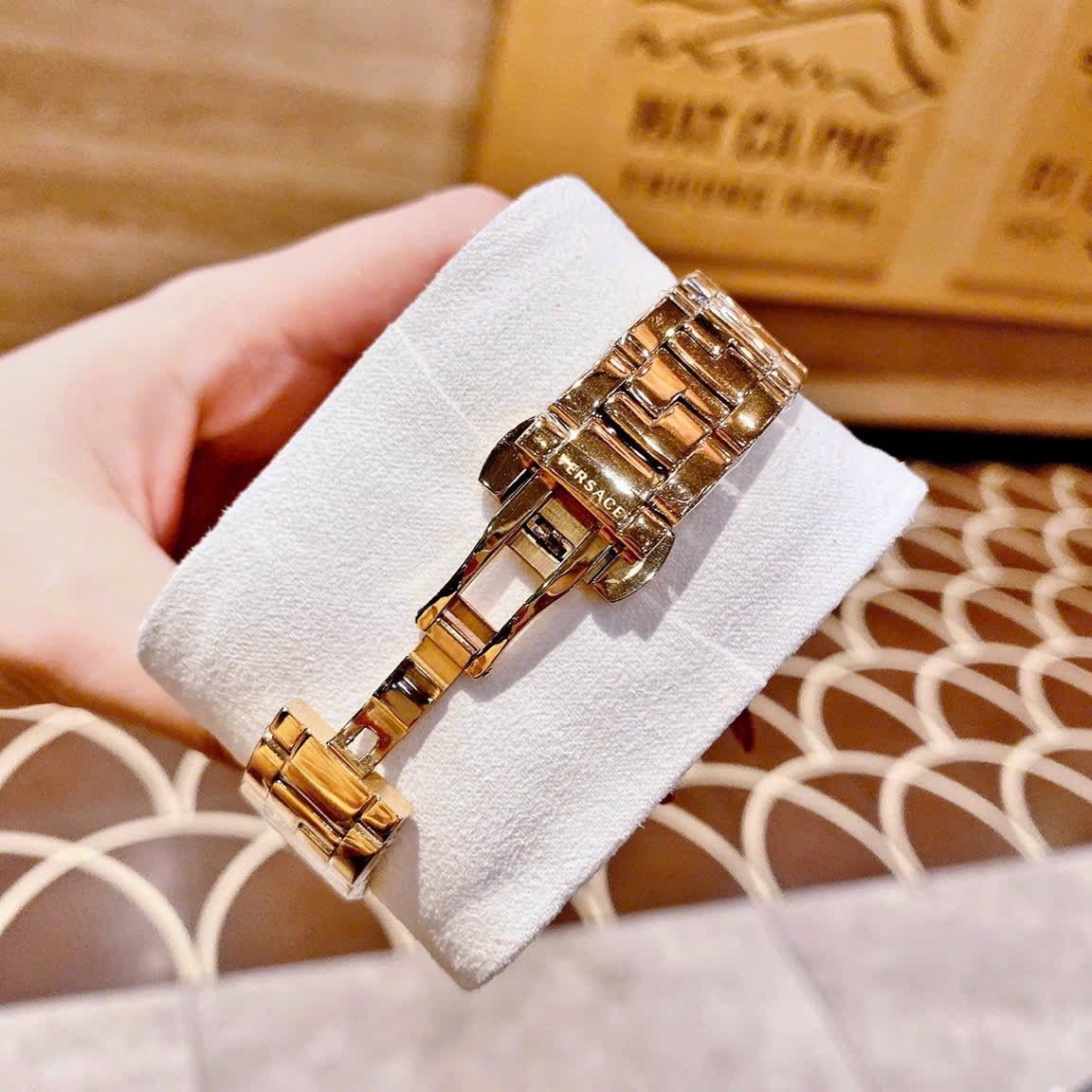 Đồng Hồ Versace Revive |Nữ Giới |Mặt Xám |Tráng Gương |Dây Kim Loại Vàng Gold |Máy Pin (Quartz) |Size 35mm |donghogiatot.vn