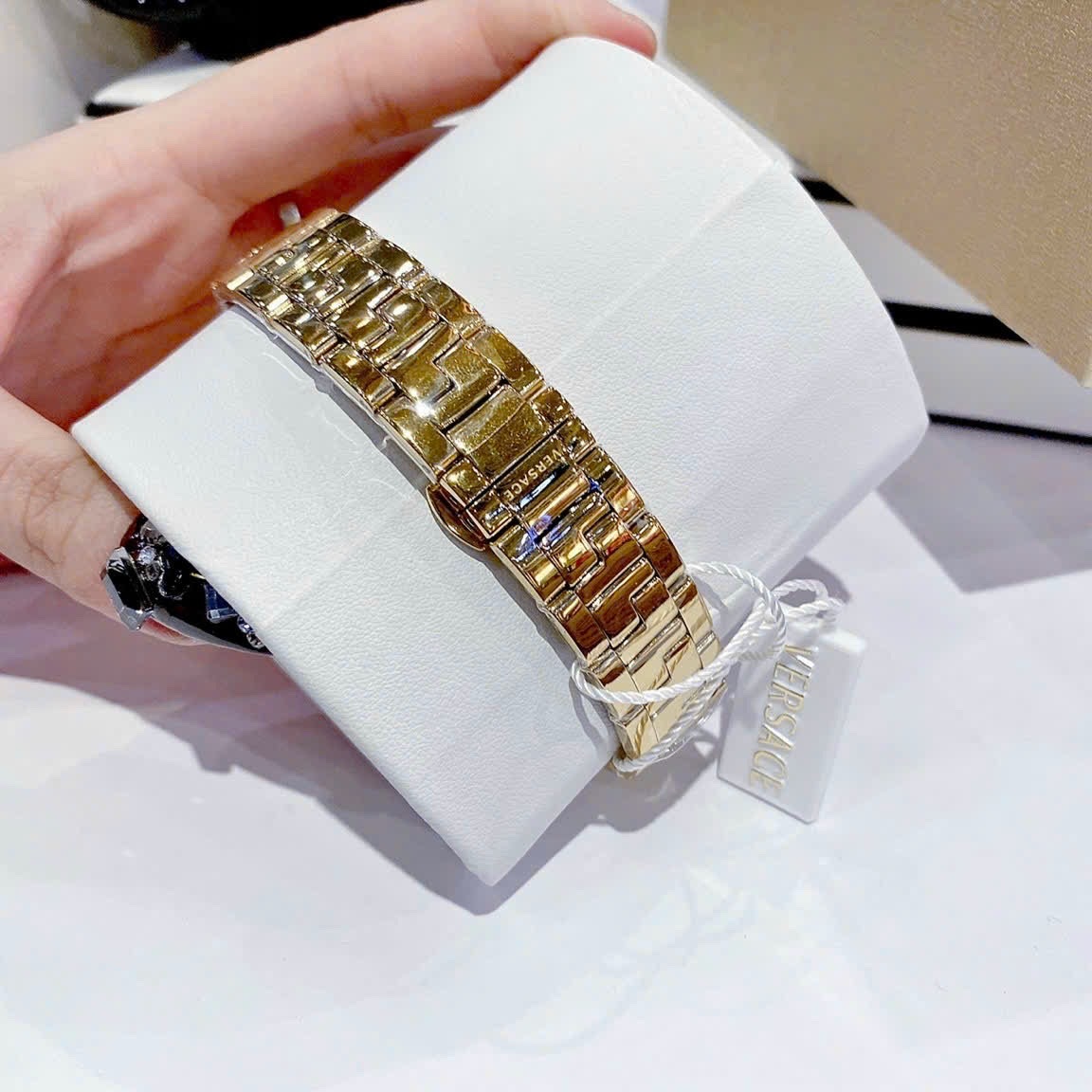 Đồng Hồ Versace Revive |Nữ Giới |Mặt Xám |Tráng Gương |Dây Kim Loại Vàng Gold |Máy Pin (Quartz) |Size 35mm |donghogiatot.vn