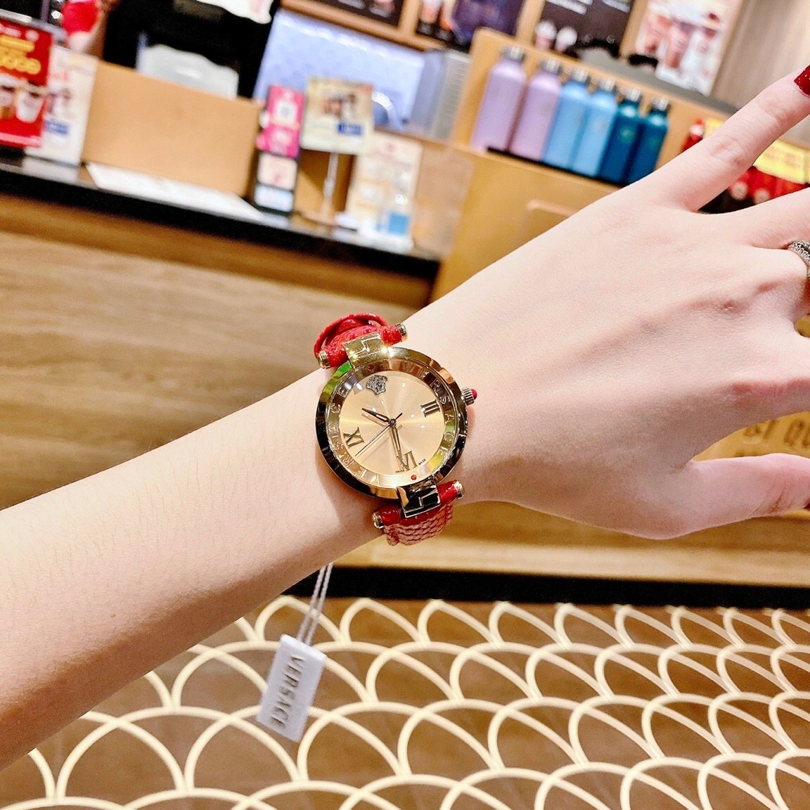 Đồng Hồ Versace Revive |Nữ Giới |Mặt Vàng Gold |Dây Da Đỏ |Máy Pin (Quartz) |Size 35mm |donghogiatot.vn
