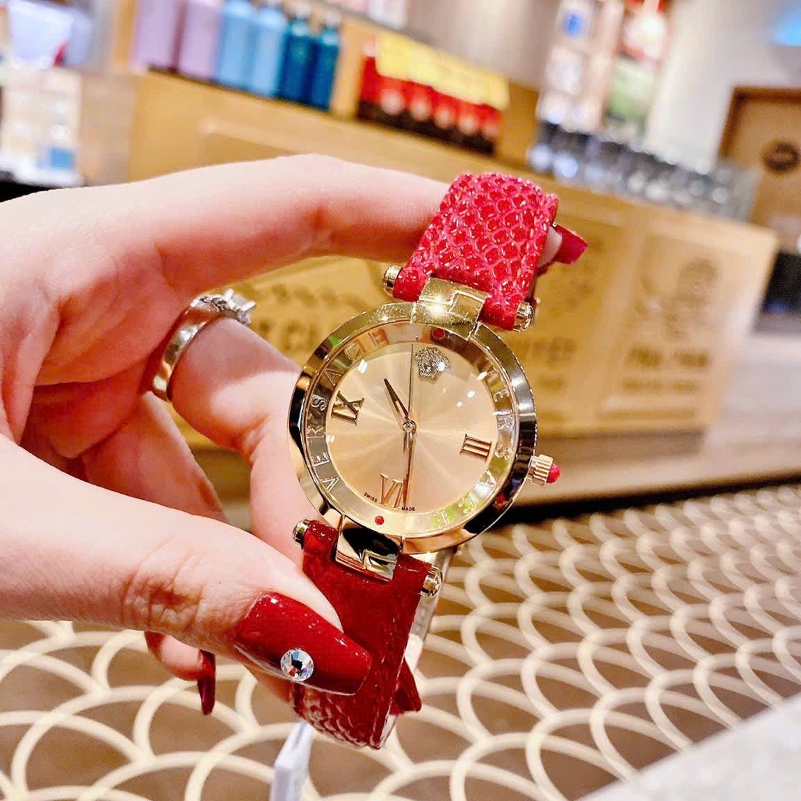 Đồng Hồ Versace Revive |Nữ Giới |Mặt Vàng Gold |Dây Da Đỏ |Máy Pin (Quartz) |Size 35mm |donghogiatot.vn