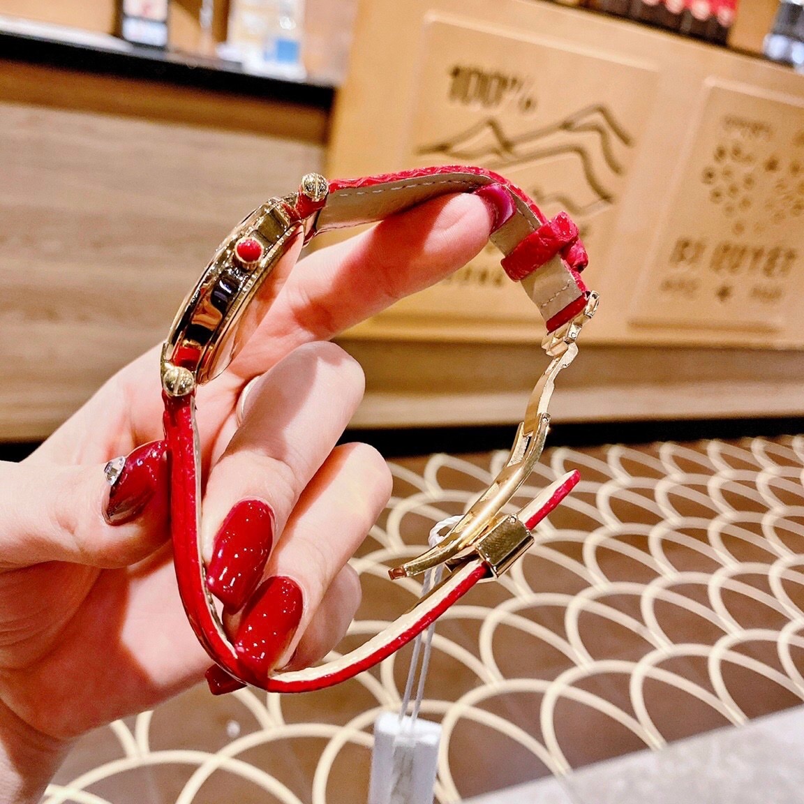 Đồng Hồ Versace Revive |Nữ Giới |Mặt Vàng Gold |Dây Da Đỏ |Máy Pin (Quartz) |Size 35mm |donghogiatot.vn