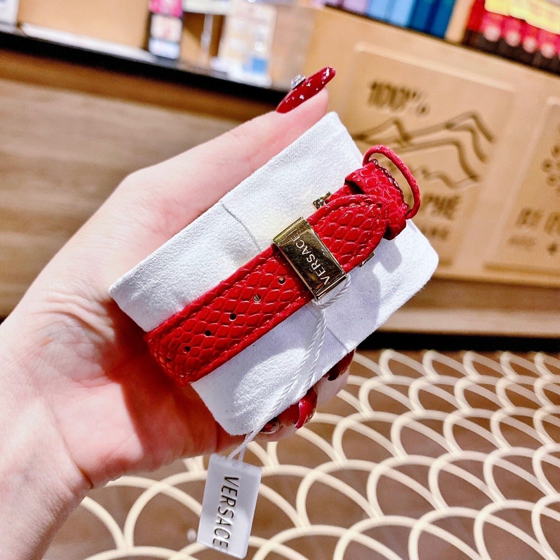 Đồng Hồ Versace Revive |Nữ Giới |Mặt Vàng Gold |Dây Da Đỏ |Máy Pin (Quartz) |Size 35mm |donghogiatot.vn