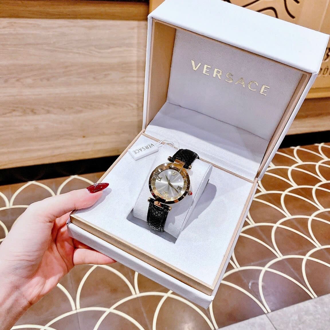 Đồng Hồ Versace Revive |Nữ Giới |Mặt Xám |Tráng Gương |Dây Da Đen |Máy Pin (Quartz) |Size 35mm |donghogiatot.vn