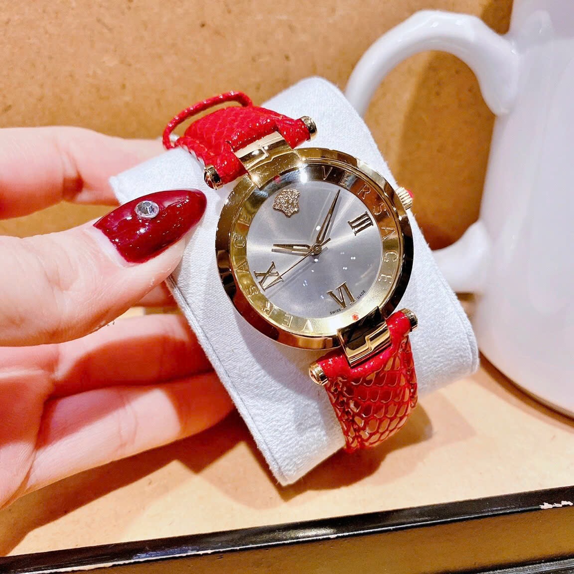 Đồng Hồ Versace Revive |Nữ Giới |Mặt Xám |Vàng Gold |Dây Da Đỏ |Máy Pin (Quartz) |Size 35mm |donghogiatot.vn