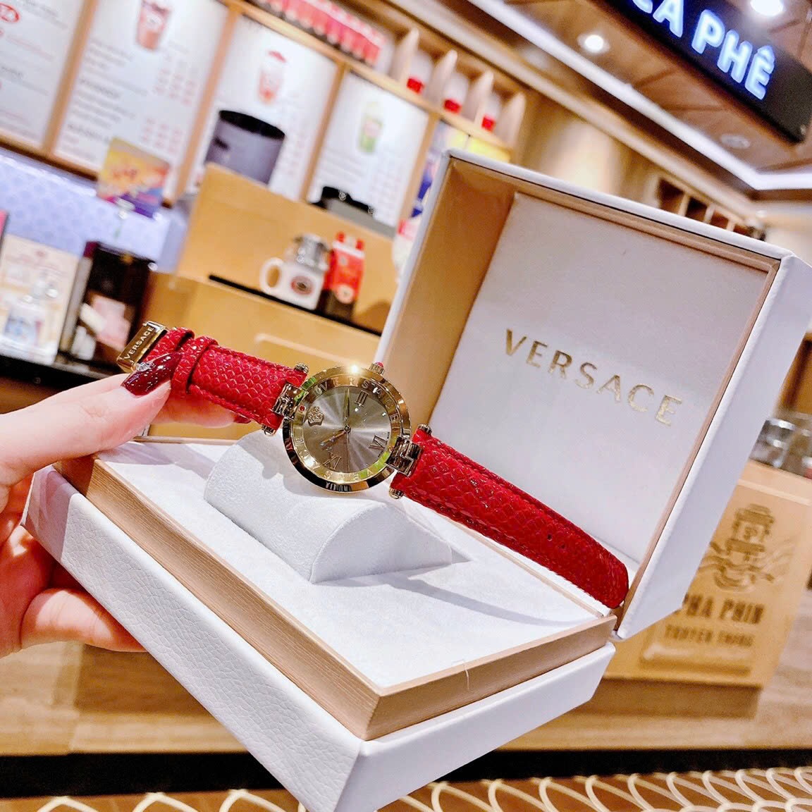 Đồng Hồ Versace Revive |Nữ Giới |Mặt Xám |Vàng Gold |Dây Da Đỏ |Máy Pin (Quartz) |Size 35mm |donghogiatot.vn