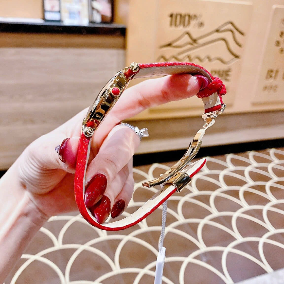 Đồng Hồ Versace Revive |Nữ Giới |Mặt Xám |Vàng Gold |Dây Da Đỏ |Máy Pin (Quartz) |Size 35mm |donghogiatot.vn