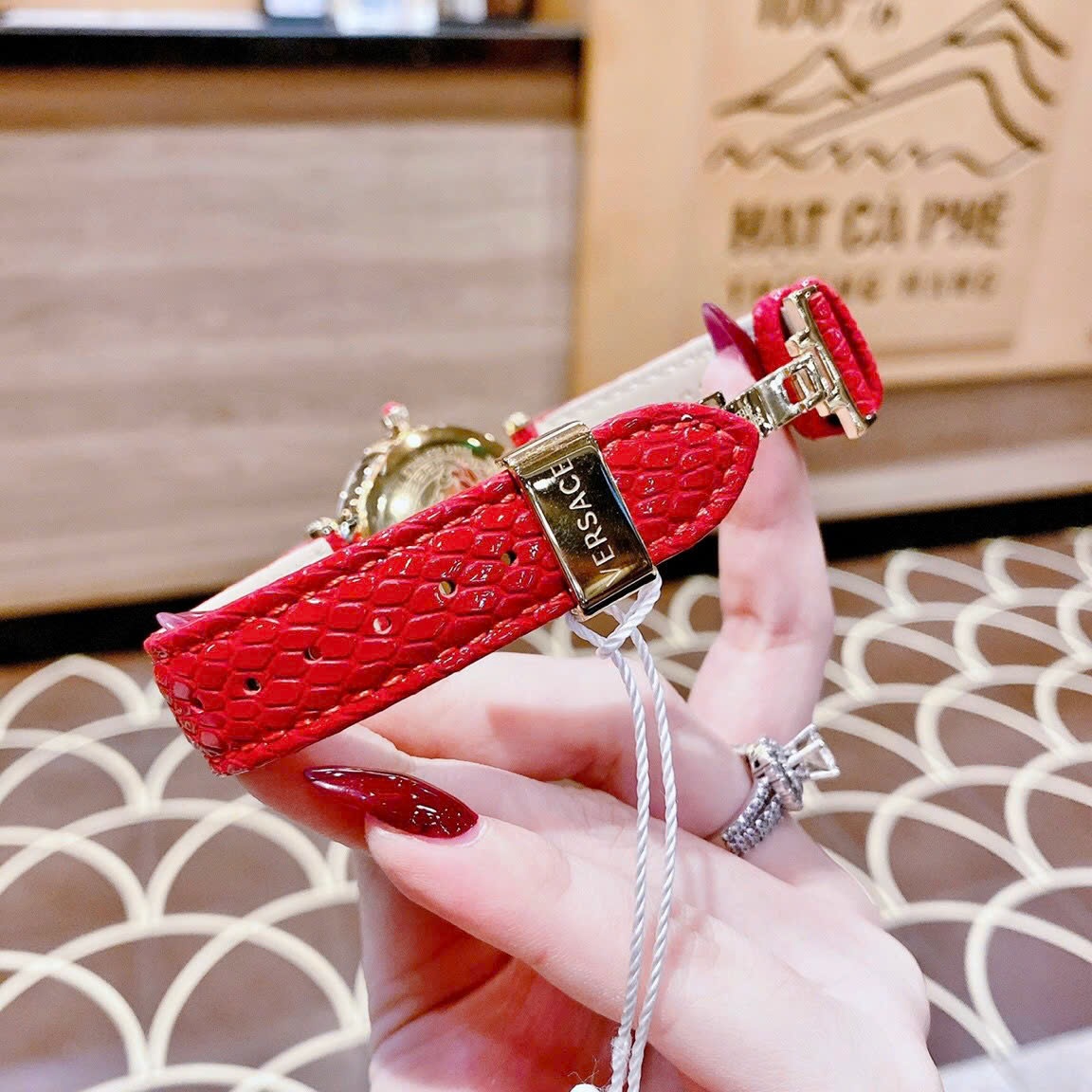 Đồng Hồ Versace Revive |Nữ Giới |Mặt Xám |Vàng Gold |Dây Da Đỏ |Máy Pin (Quartz) |Size 35mm |donghogiatot.vn