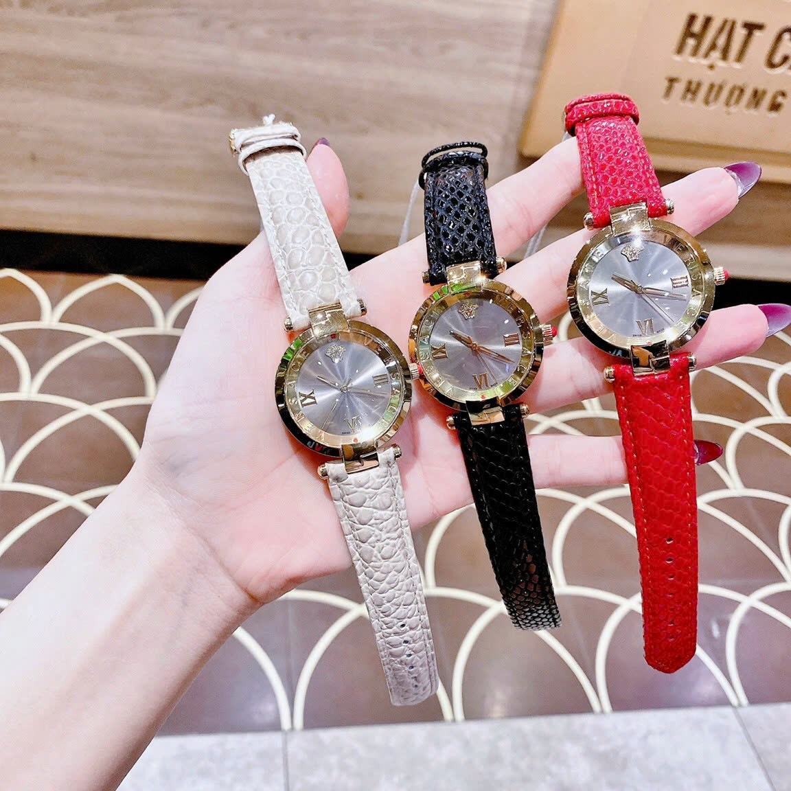 Đồng Hồ Versace Revive |Nữ Giới |Mặt Xám |Vàng Gold |Dây Da Đỏ |Máy Pin (Quartz) |Size 35mm |donghogiatot.vn