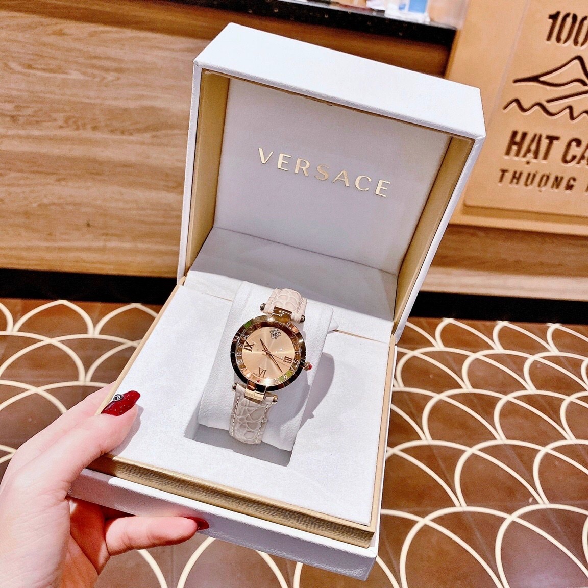 Đồng Hồ Versace Revive |Nữ Giới |Vàng Gold |Tráng Gương |Dây Da Nude |Máy Pin (Quartz) |Size 35mm |donghogiatot.vn