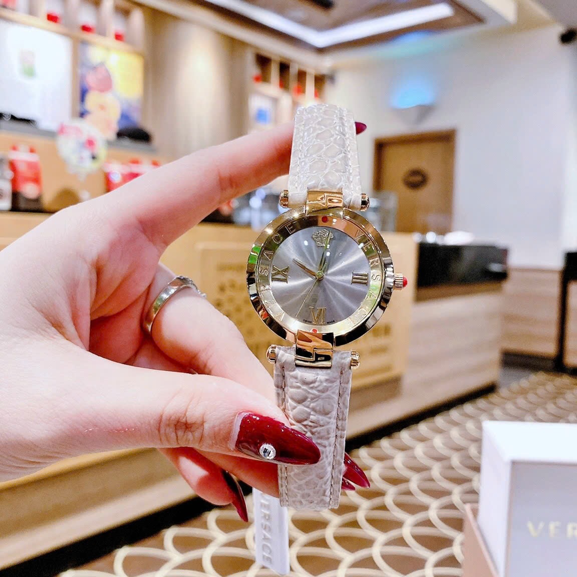 Đồng Hồ Versace Revive |Nữ Giới |Mặt Xám |Tráng Gương |Dây Da Kem |Máy Pin (Quartz) |Size 35mm |donghogiatot.vn