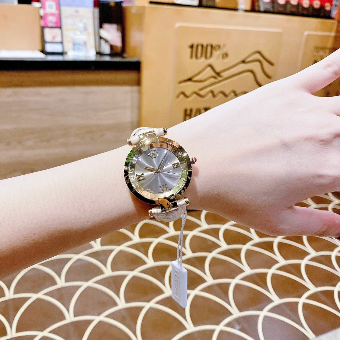 Đồng Hồ Versace Revive |Nữ Giới |Mặt Xám |Tráng Gương |Dây Da Kem |Máy Pin (Quartz) |Size 35mm |donghogiatot.vn