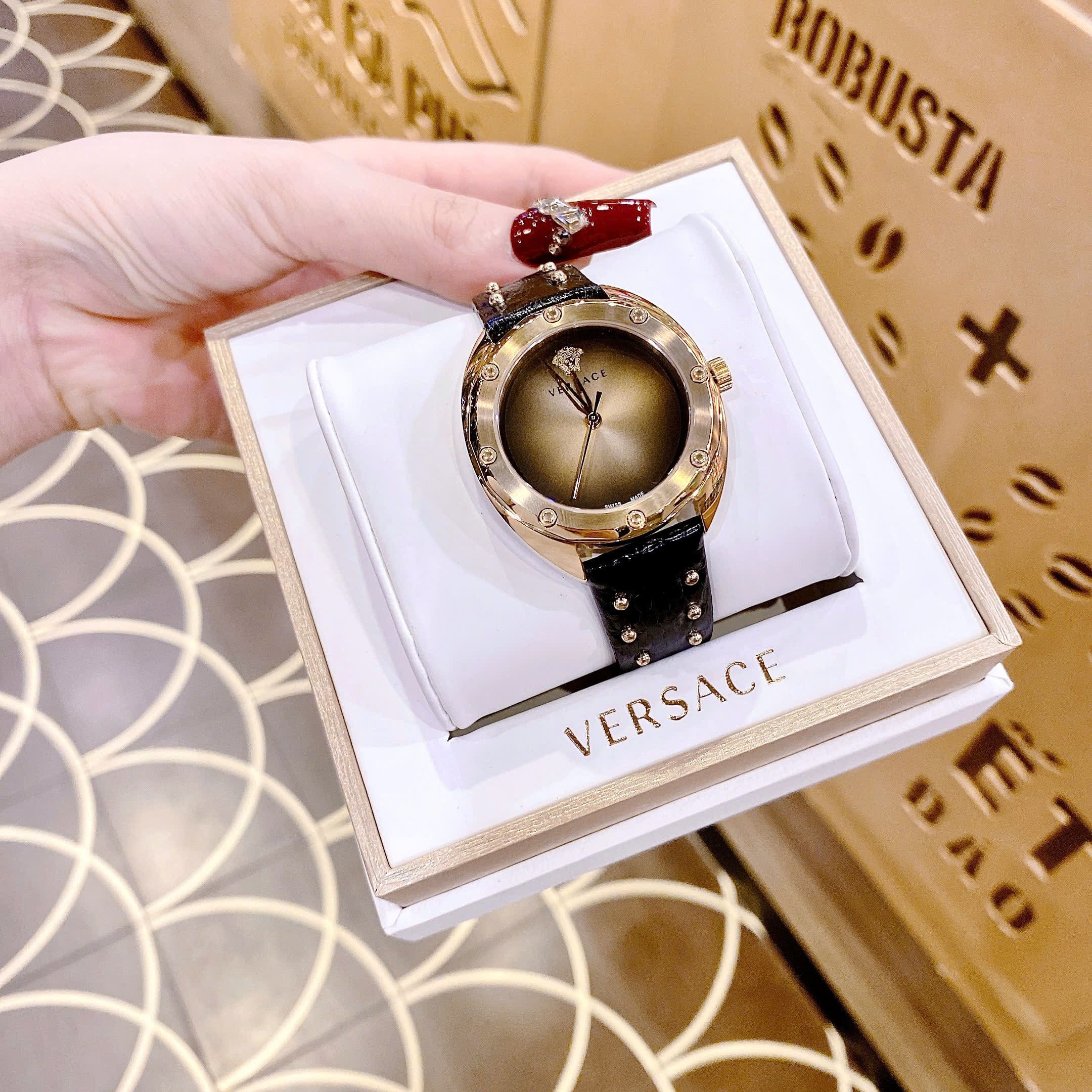Đồng Hồ Versace Shadov |Nữ Giới |Mặt Tròn |Vàng Gold |Dây Da Đen |Máy Pin (Quartz) |Size 38mm |donghogiatot.vn