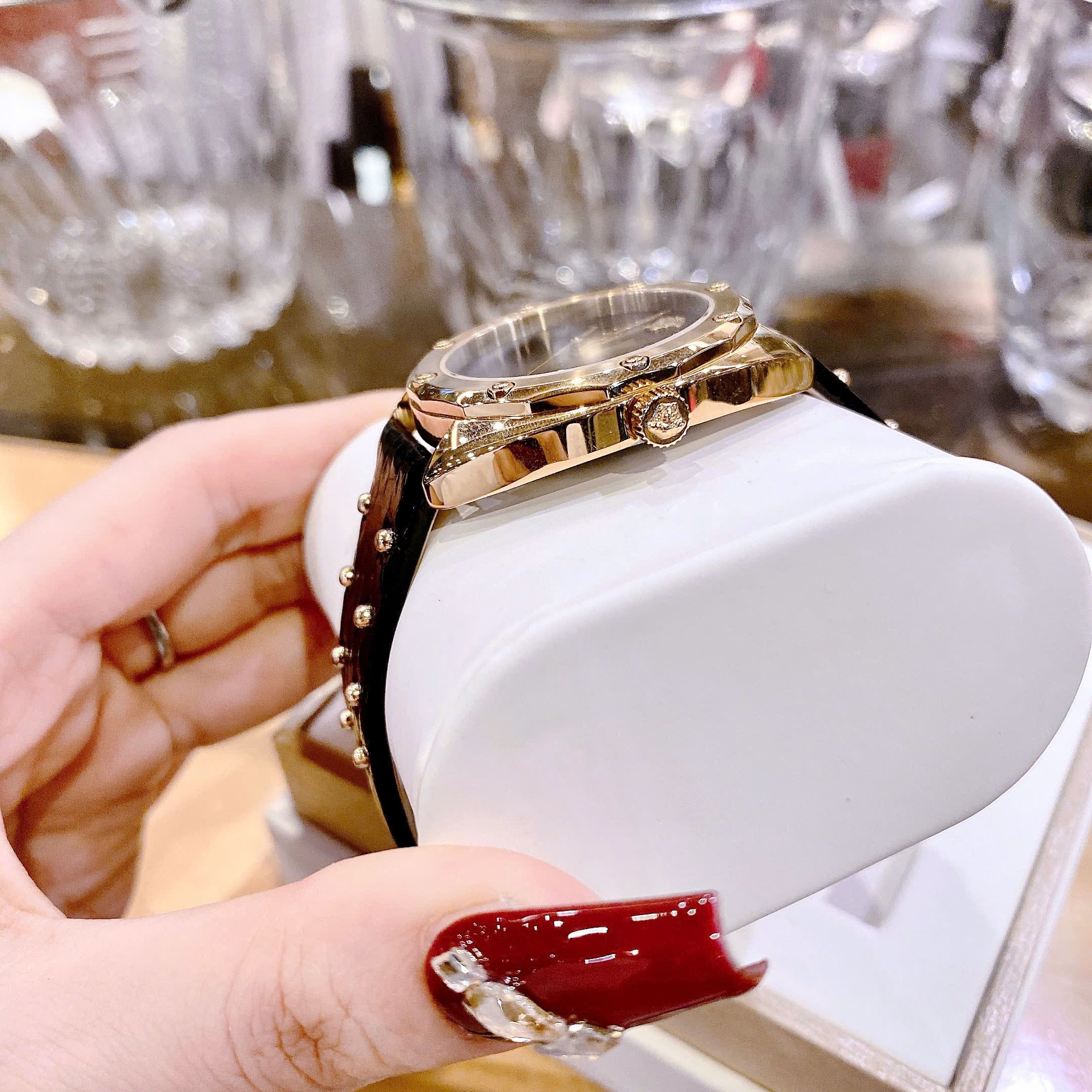 Đồng Hồ Versace Shadov |Nữ Giới |Mặt Tròn |Vàng Gold |Dây Da Đen |Máy Pin (Quartz) |Size 38mm |donghogiatot.vn