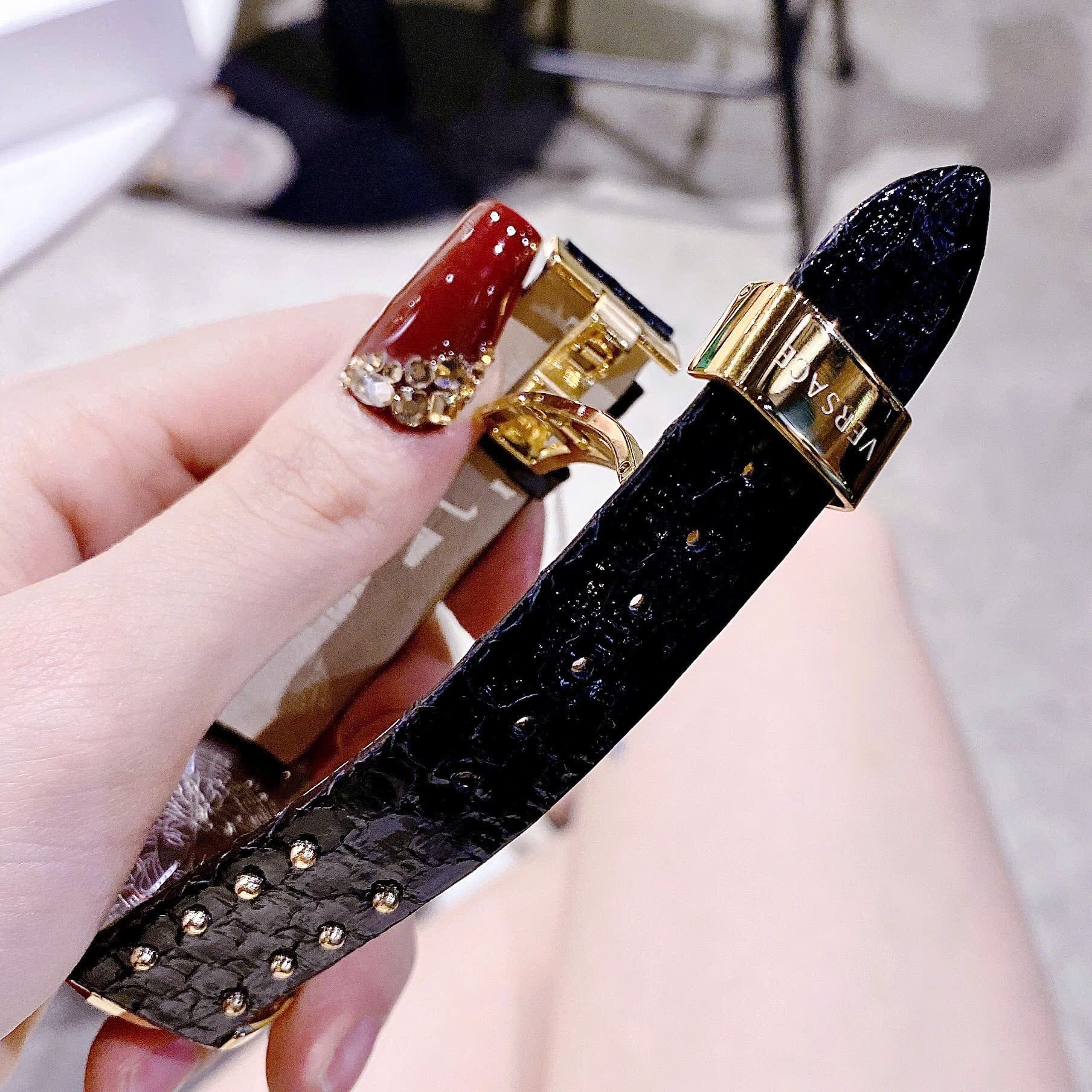 Đồng Hồ Versace Shadov |Nữ Giới |Mặt Tròn |Vàng Gold |Dây Da Đen |Máy Pin (Quartz) |Size 38mm |donghogiatot.vn